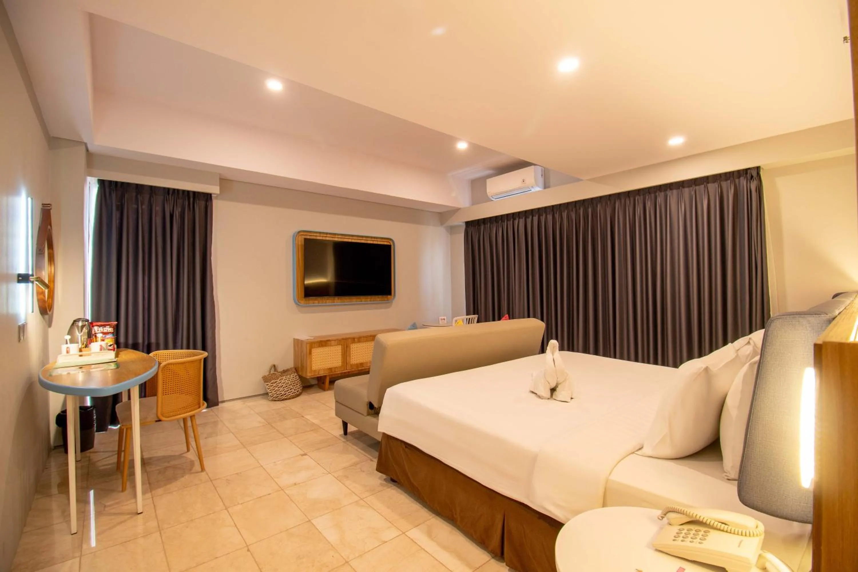 Living room, Bed in Koa D Surfer Hotel