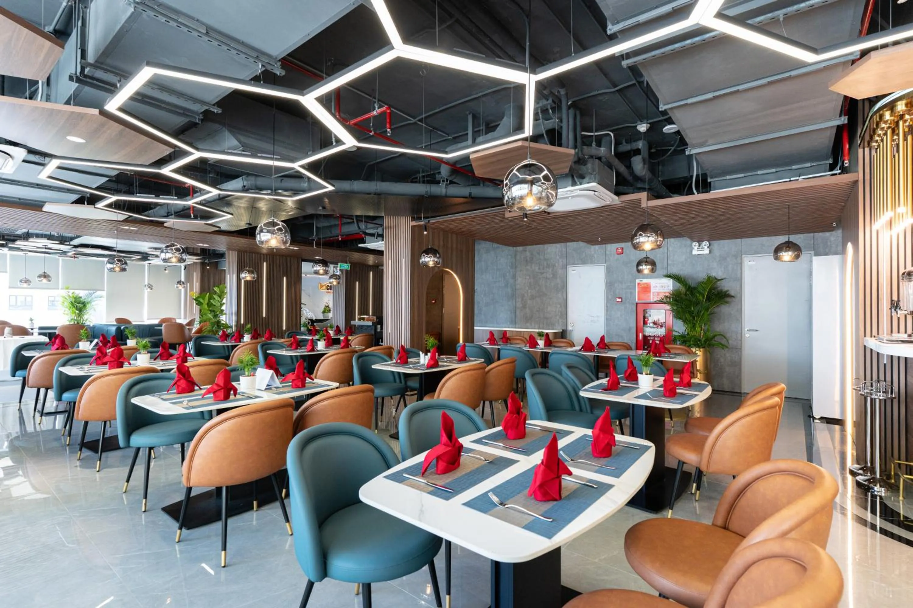 Restaurant/places to eat in Bcons City Hotel