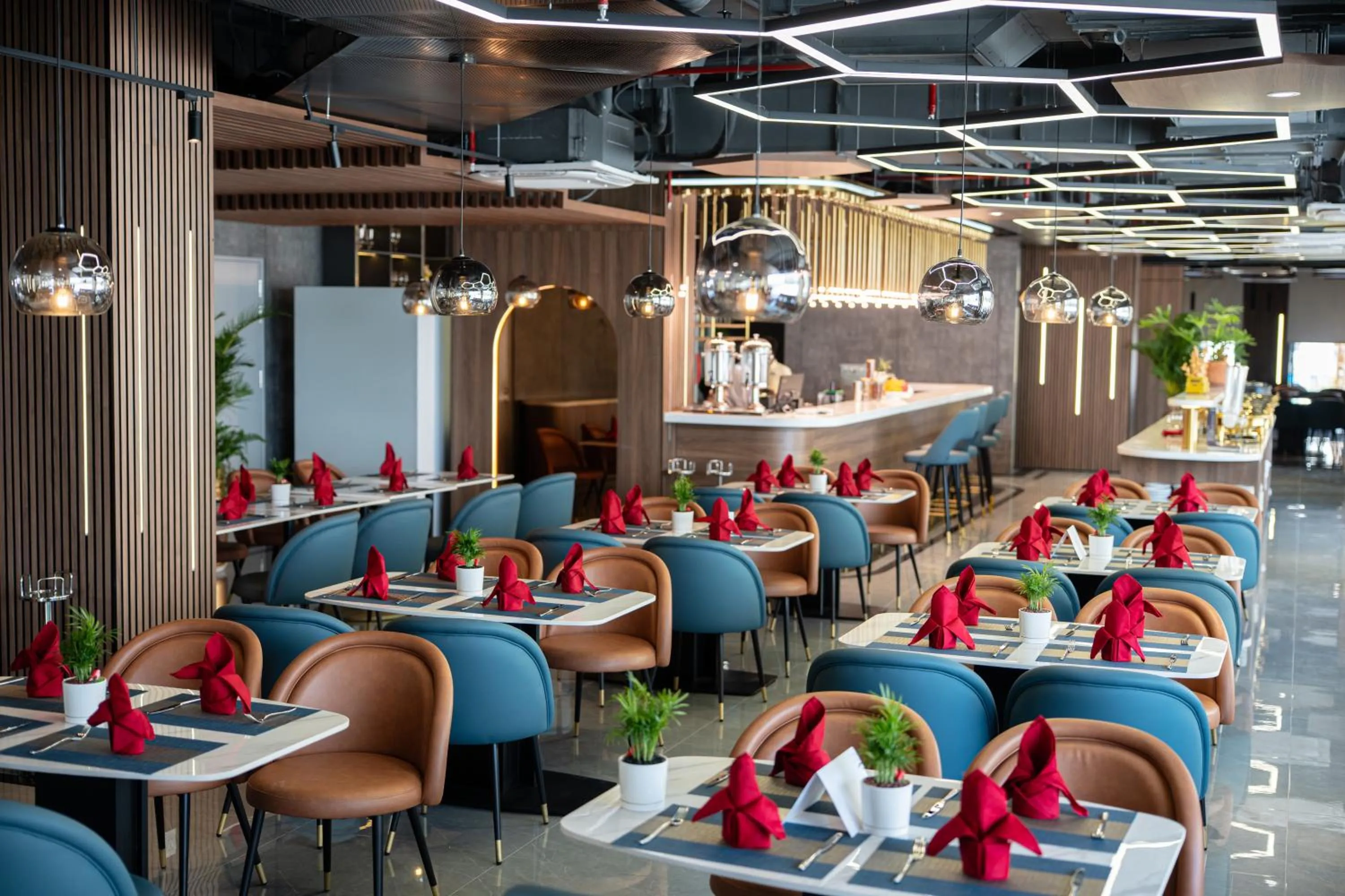 Restaurant/places to eat in Bcons City Hotel