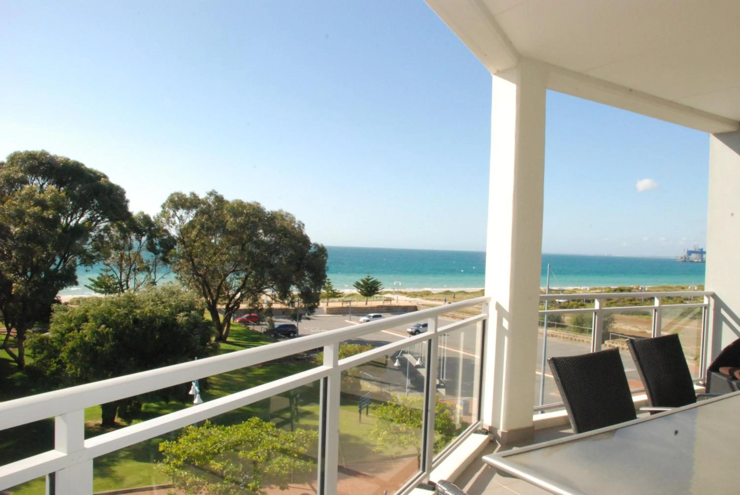 Beach in Spinnakers by Rockingham Apartments