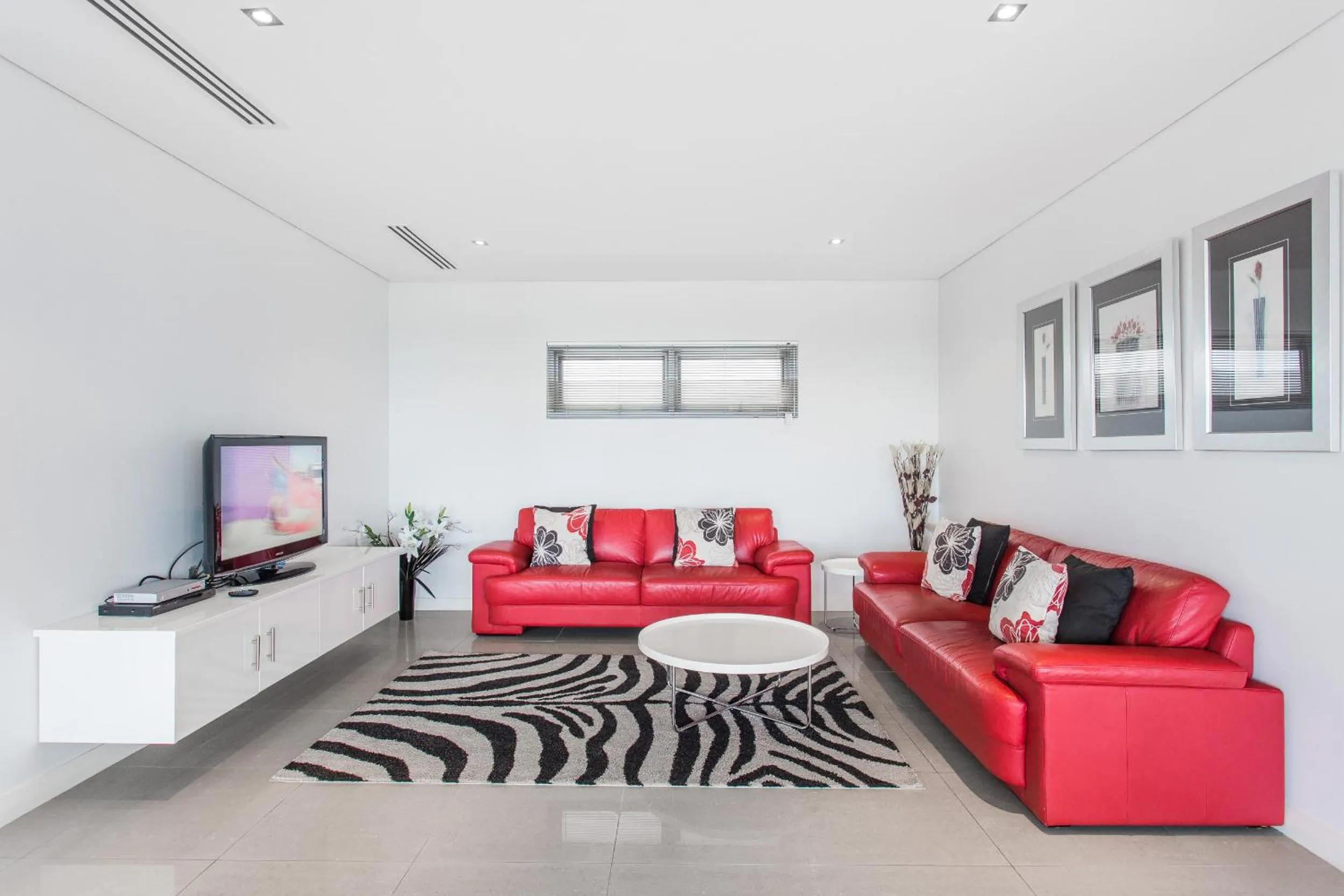 TV and multimedia in Spinnakers by Rockingham Apartments