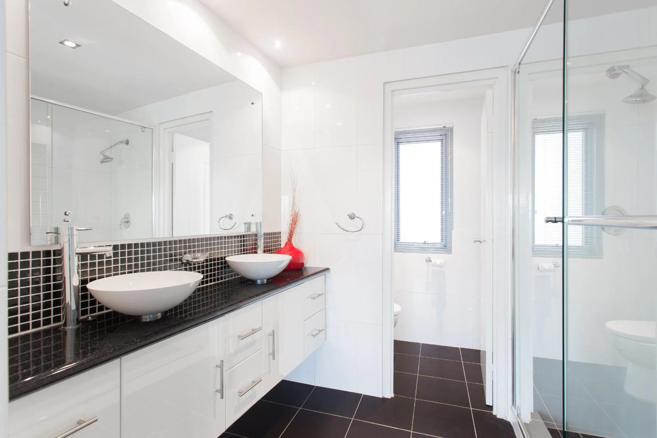 Shower in Spinnakers by Rockingham Apartments