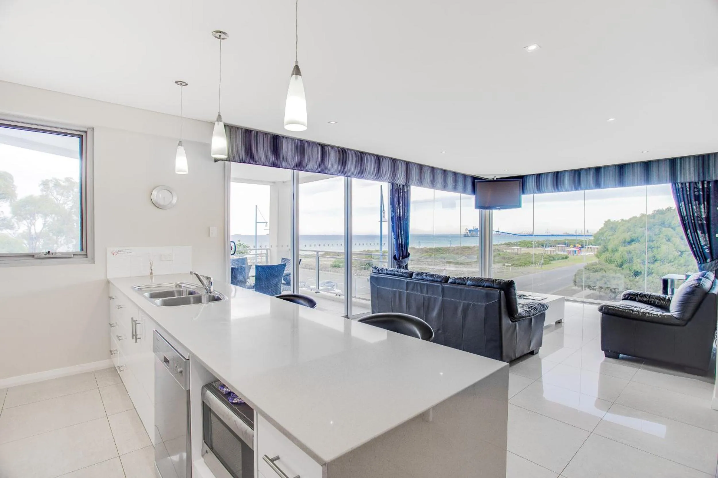 Kitchen or kitchenette in Spinnakers by Rockingham Apartments