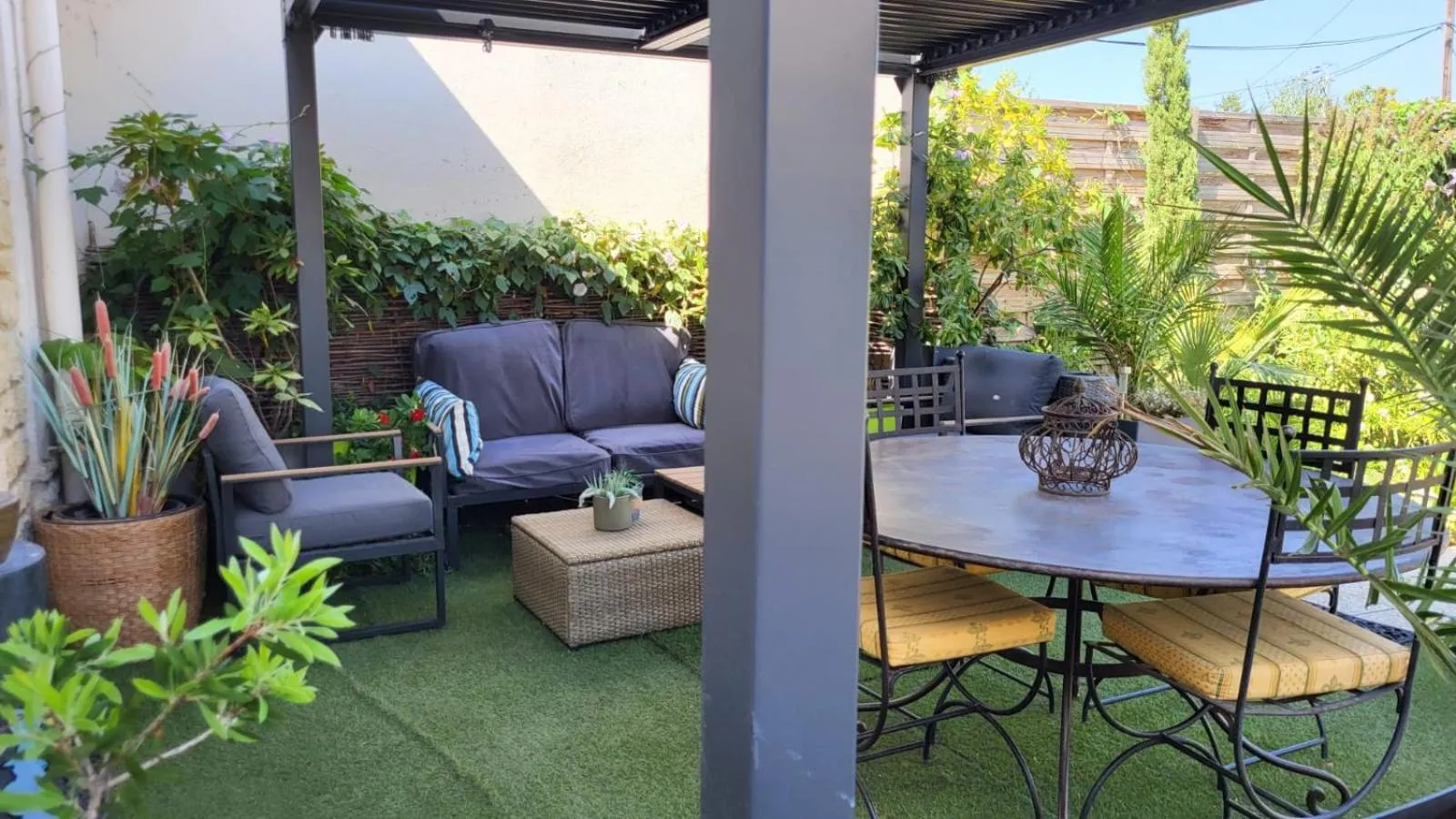 Patio in Hôtel Boquier, Avignon Centre