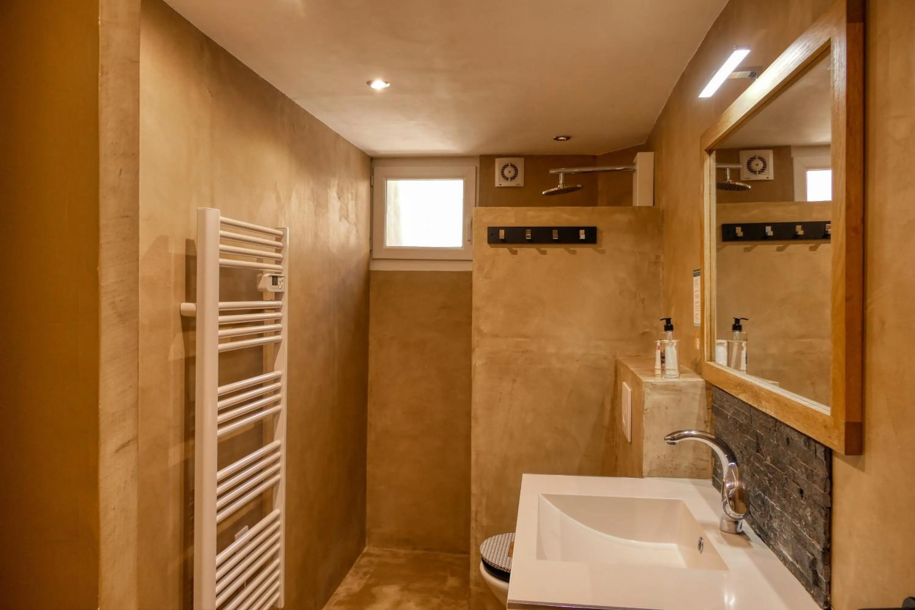 Bathroom in Hôtel Boquier, Avignon Centre