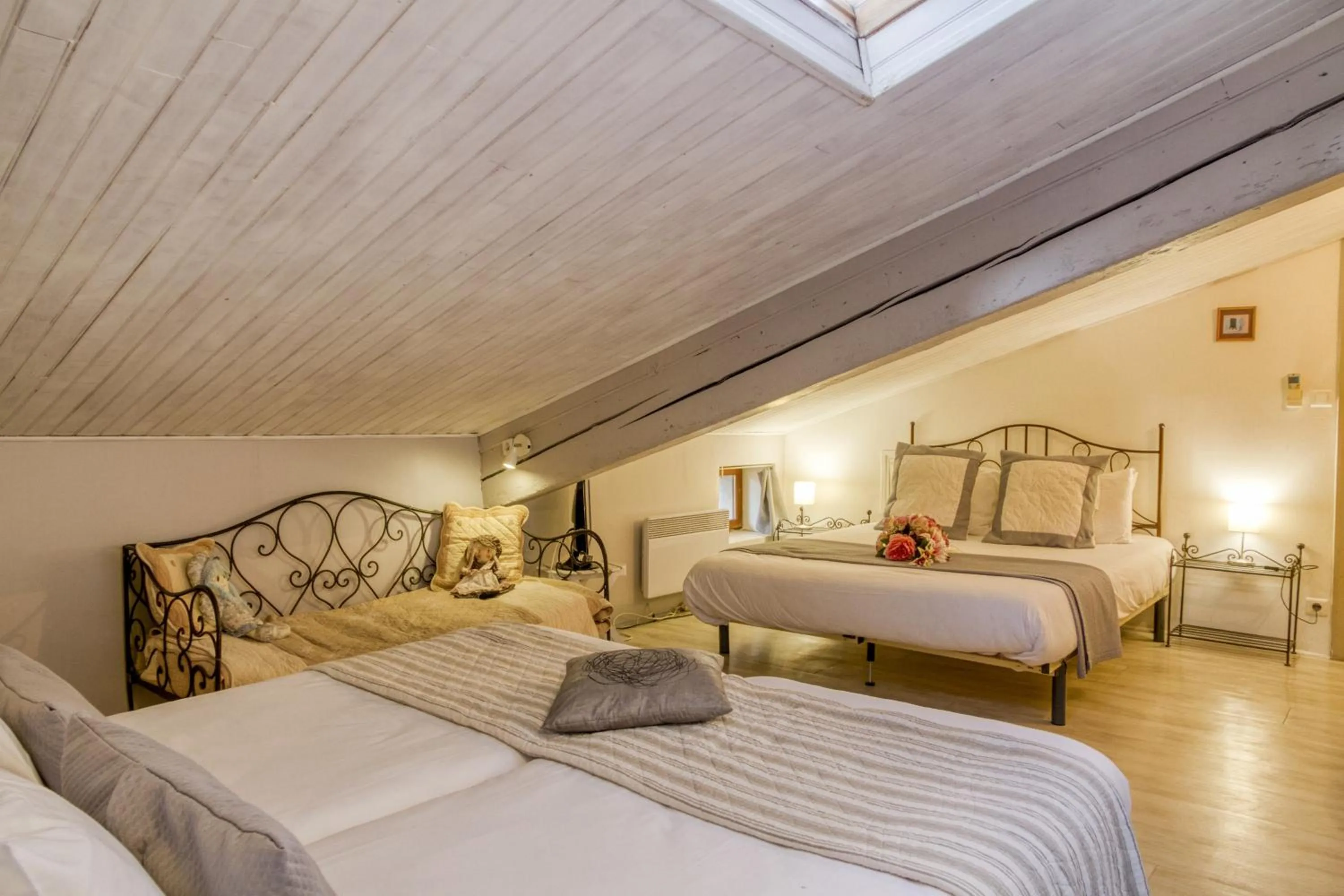 Photo of the whole room, Bed in Hôtel Boquier, Avignon Centre