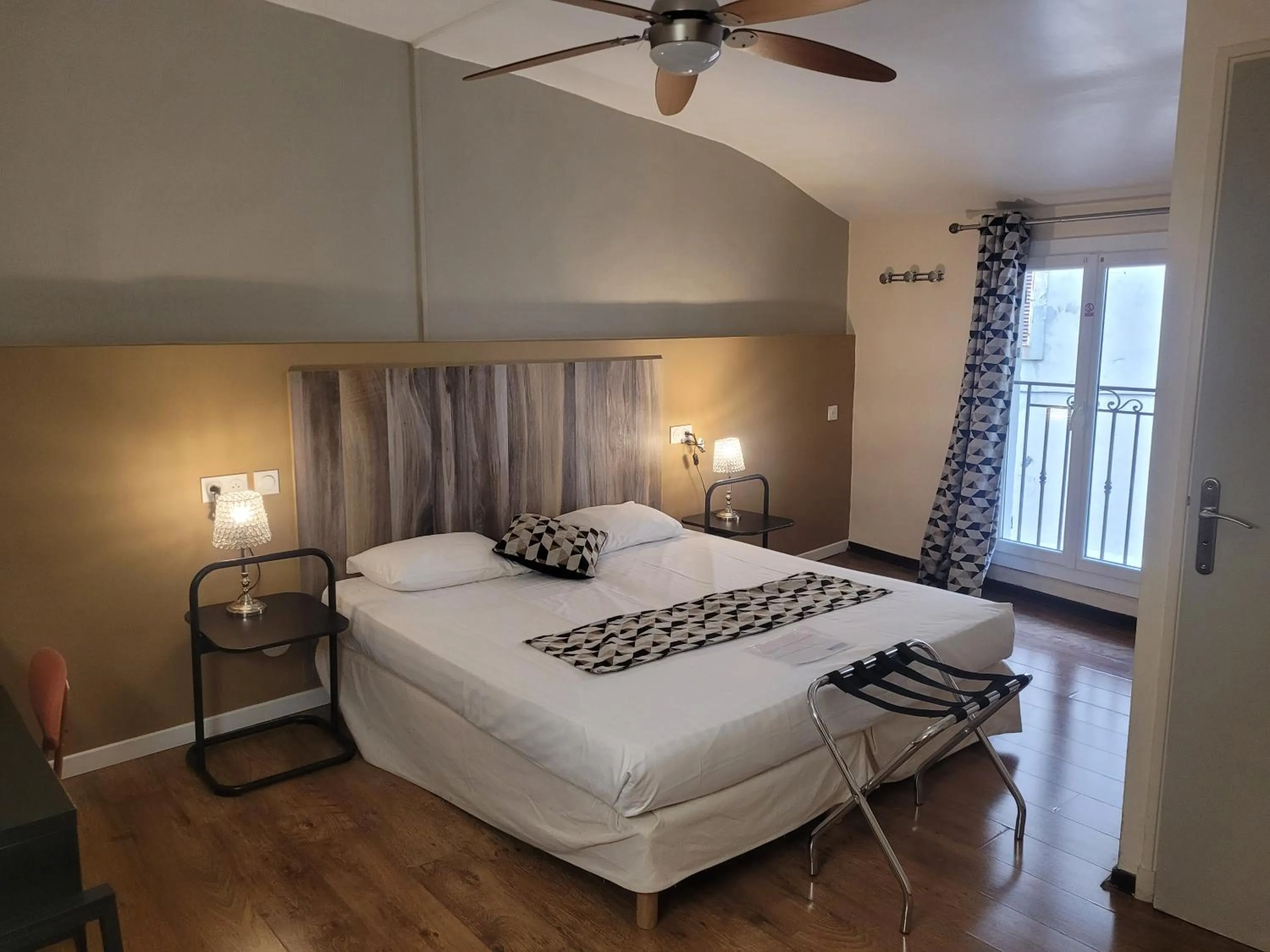 Photo of the whole room, Bed in Hôtel Boquier, Avignon Centre