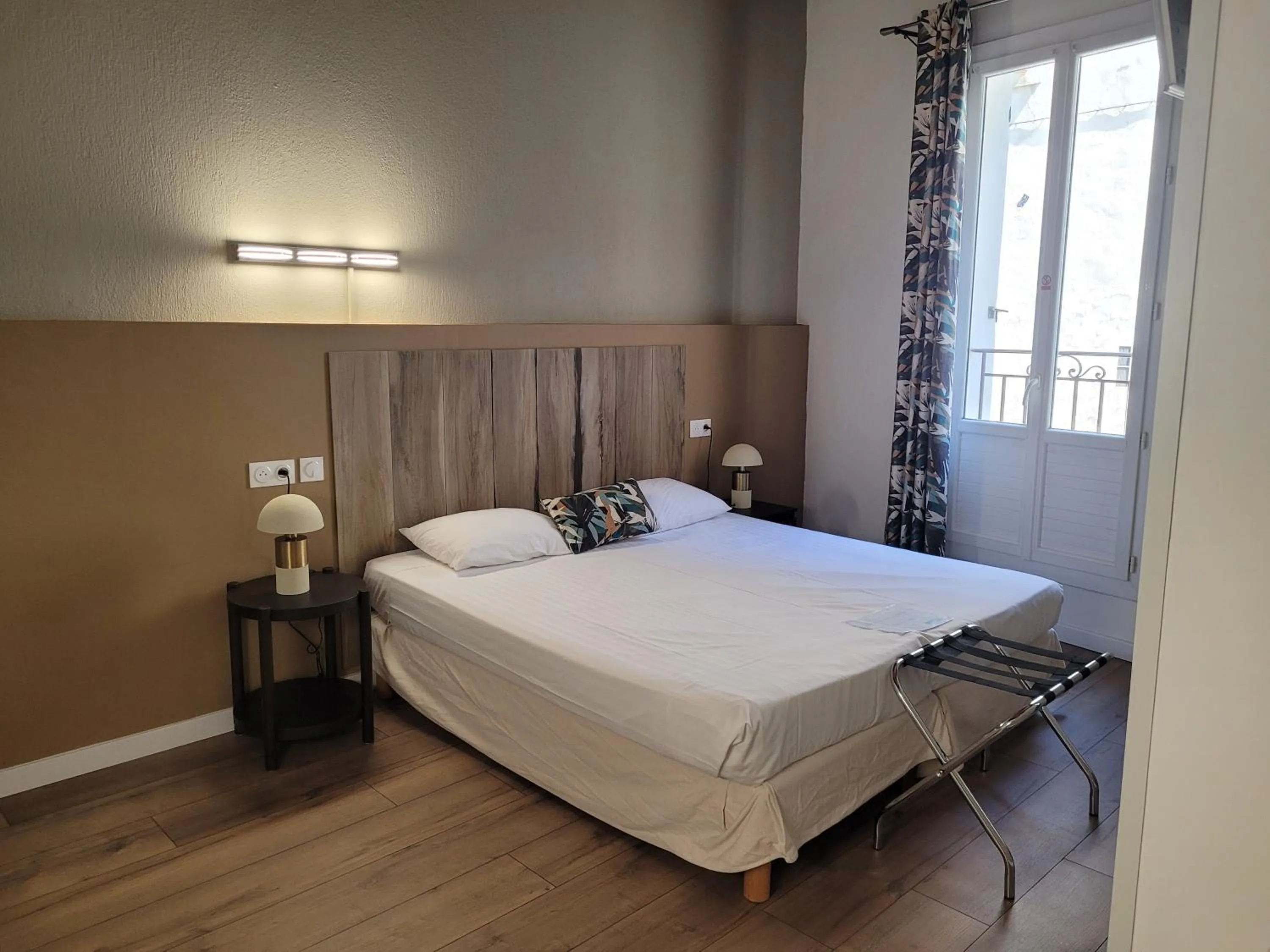Photo of the whole room, Bed in Hôtel Boquier, Avignon Centre