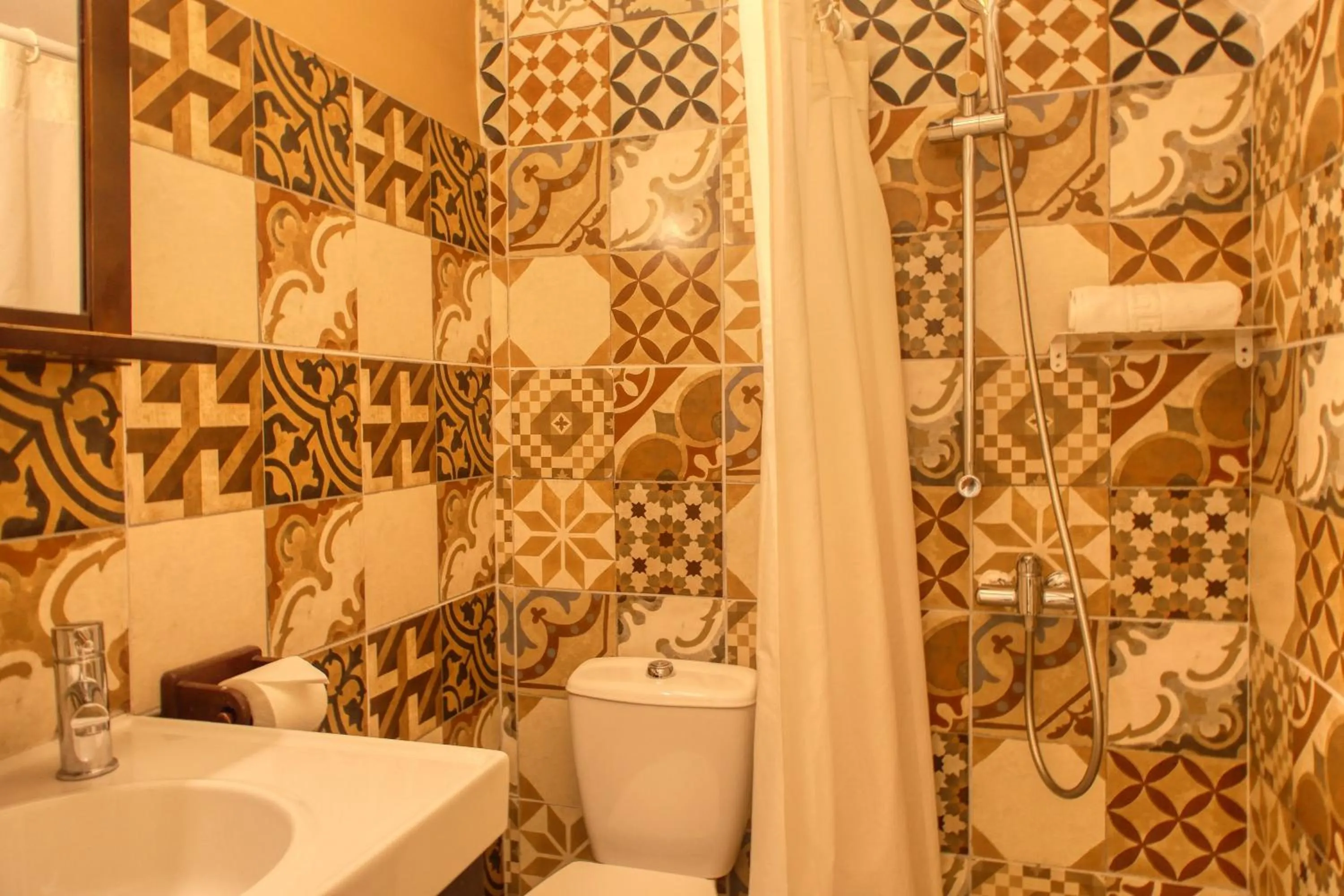 Bathroom in Hôtel Boquier, Avignon Centre