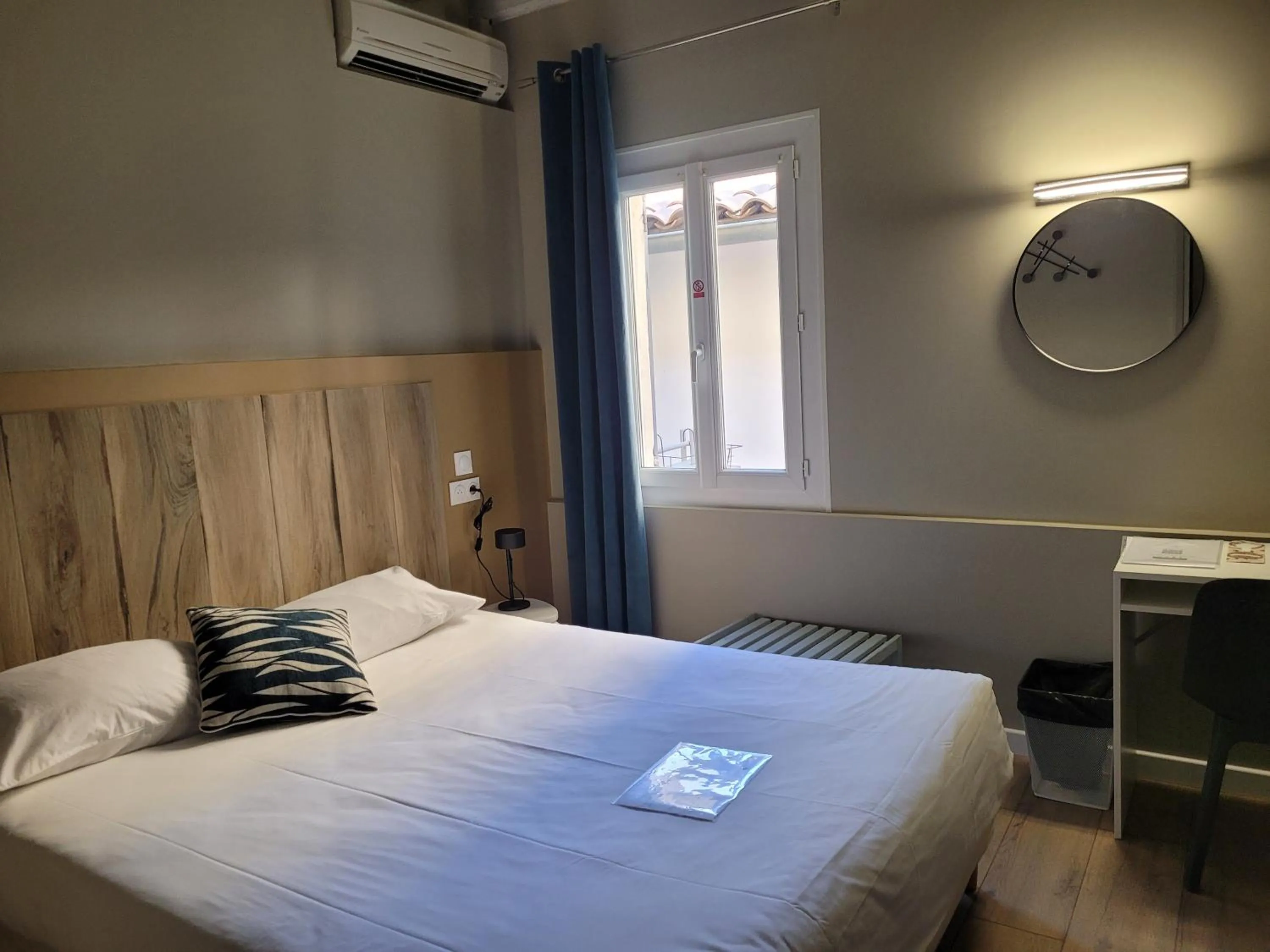 Photo of the whole room, Bed in Hôtel Boquier, Avignon Centre