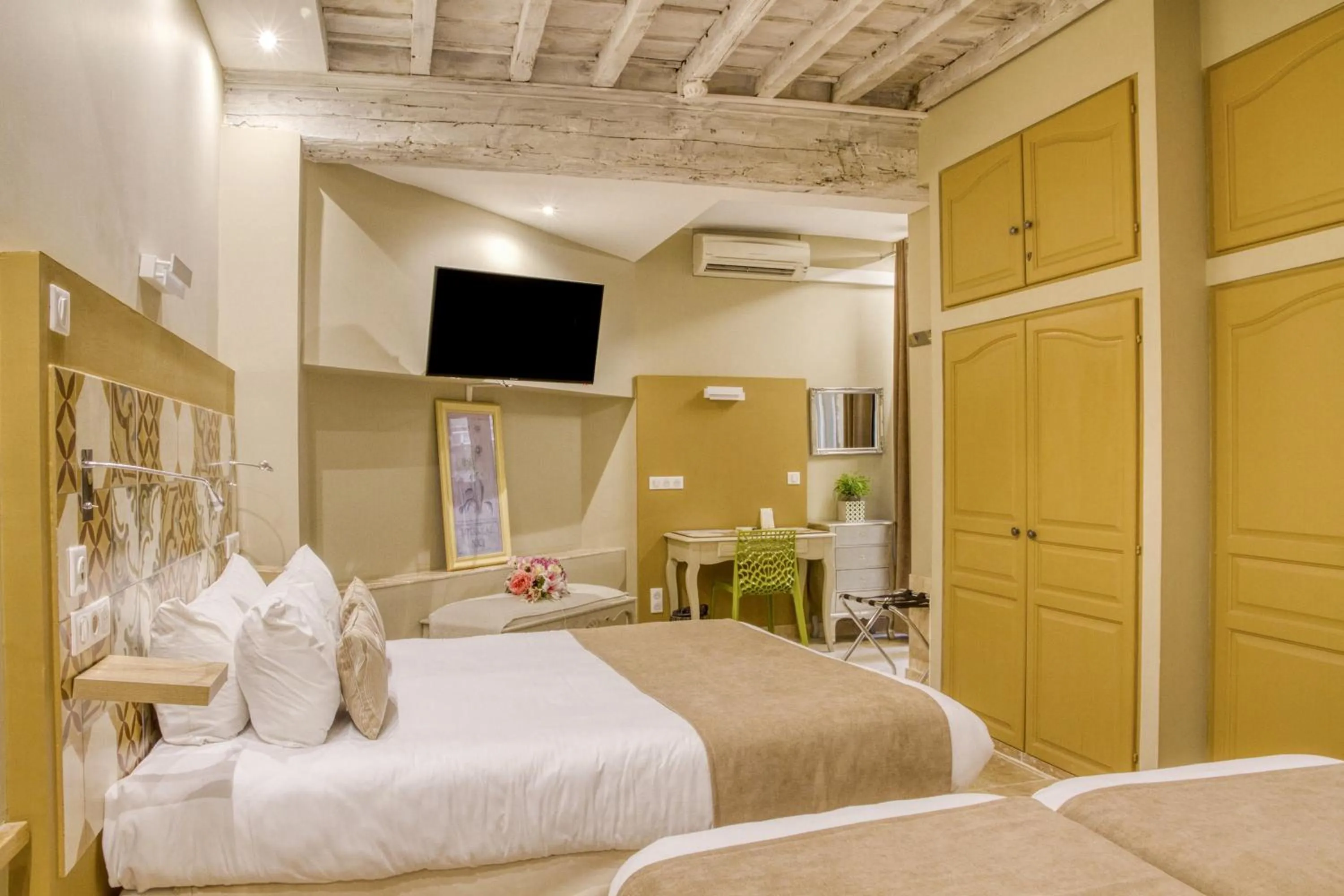 Photo of the whole room, Bed in Hôtel Boquier, Avignon Centre