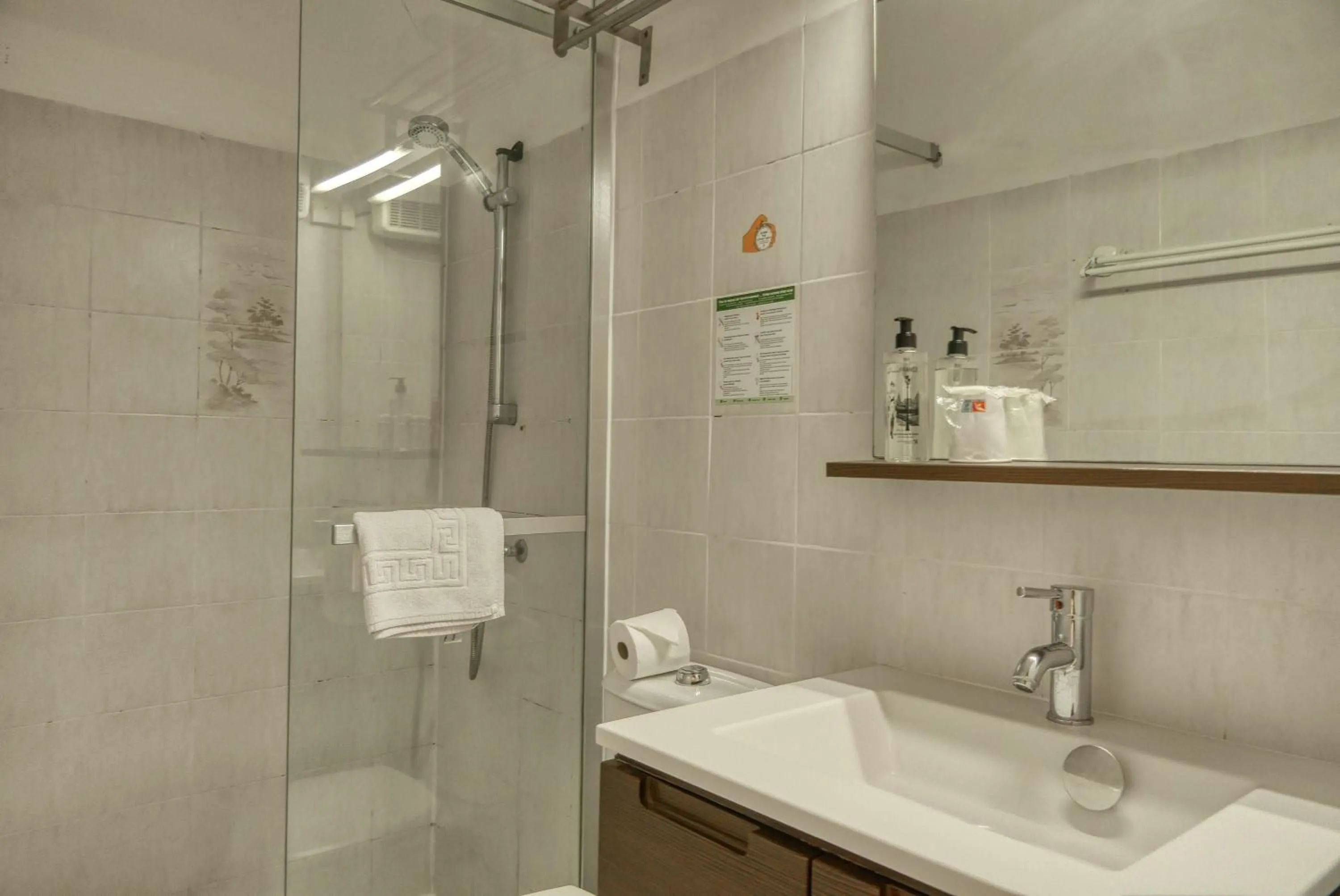 Bathroom in Hôtel Boquier, Avignon Centre