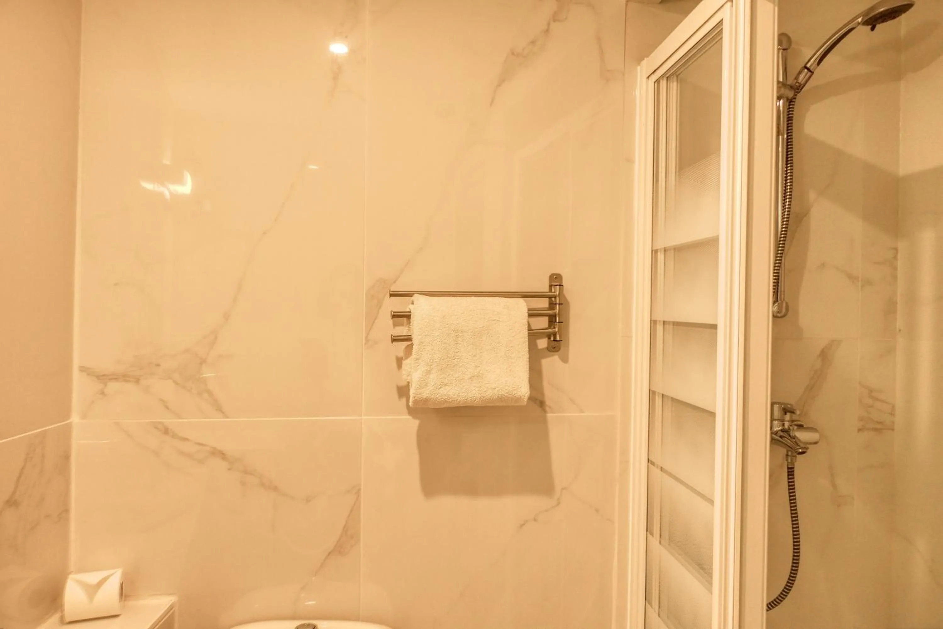 Bathroom in Hôtel Boquier, Avignon Centre