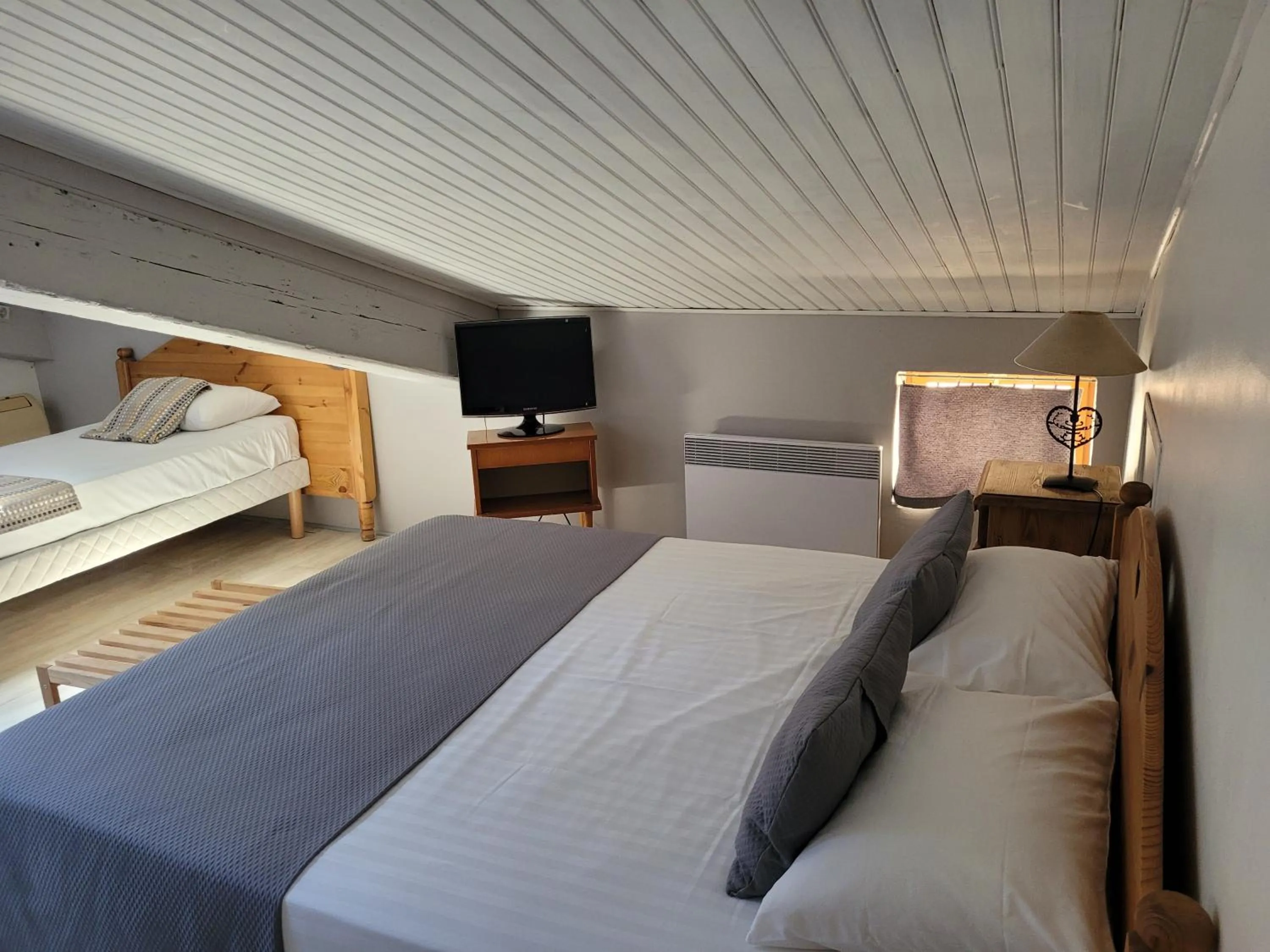 Photo of the whole room, Bed in Hôtel Boquier, Avignon Centre