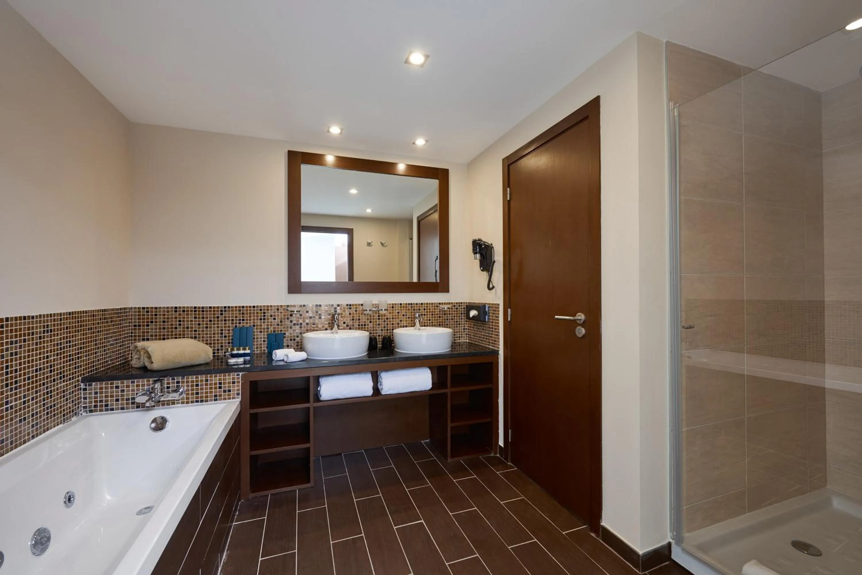 Shower in Meliá Laguna Beach