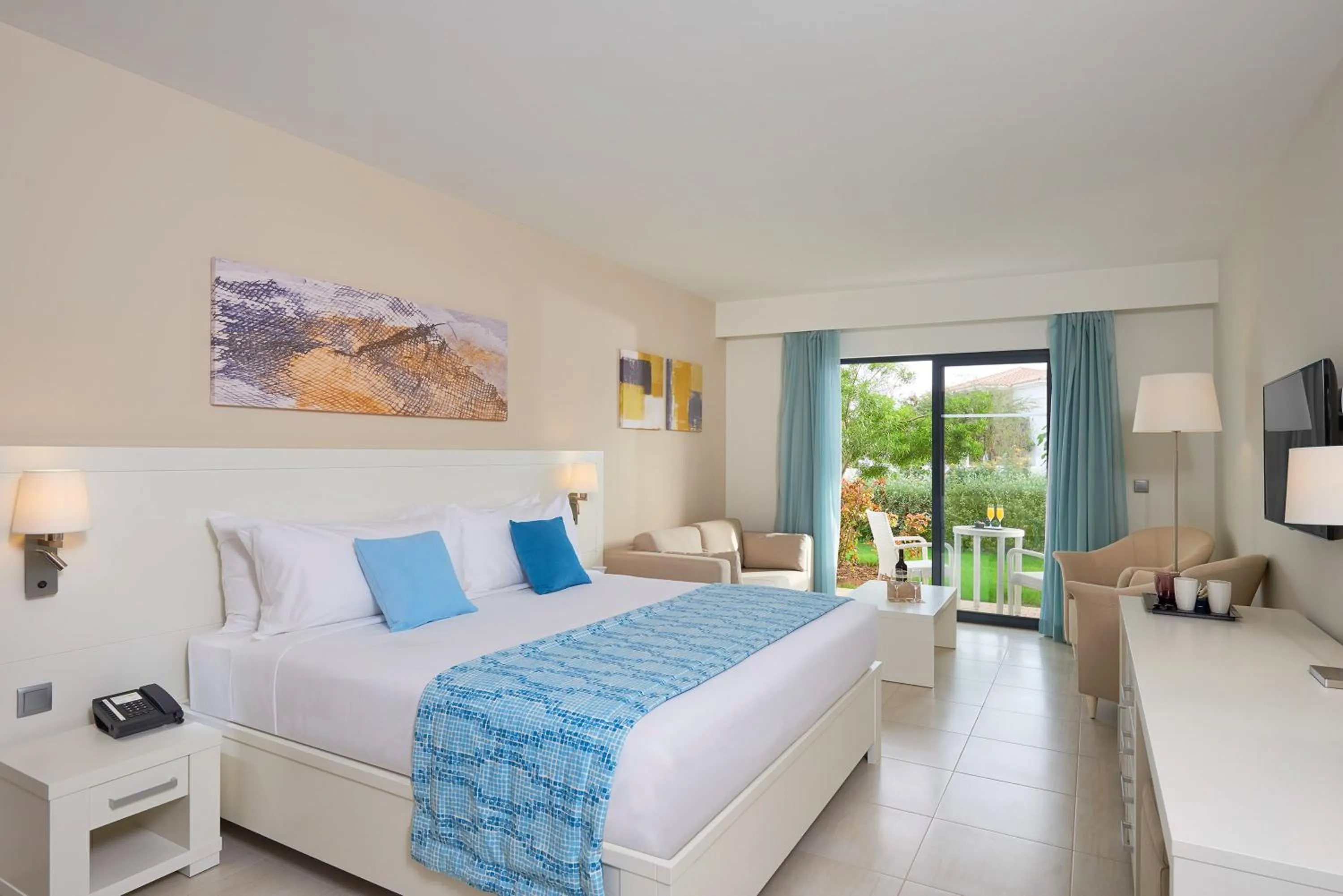 Bed in Meliá Laguna Beach