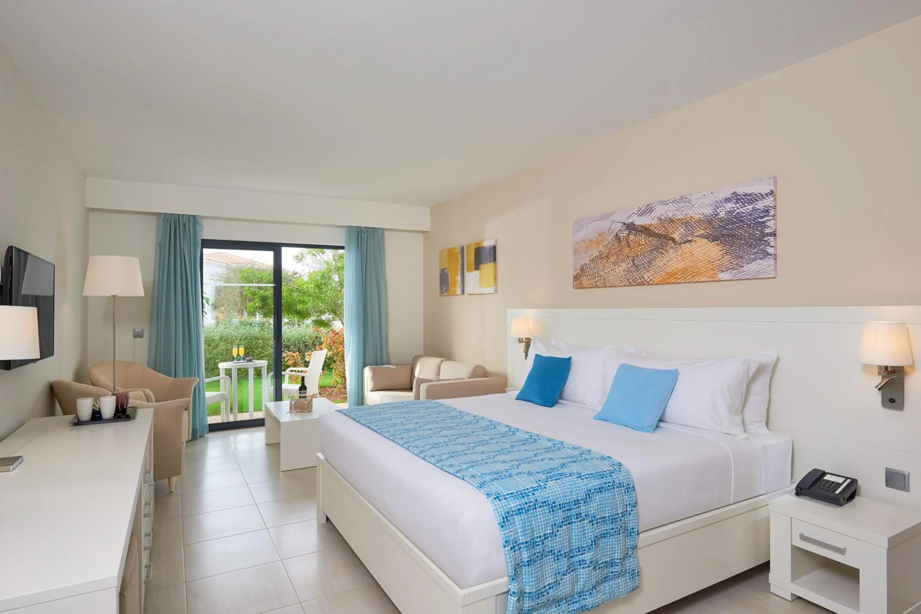 Bed in Meliá Laguna Beach