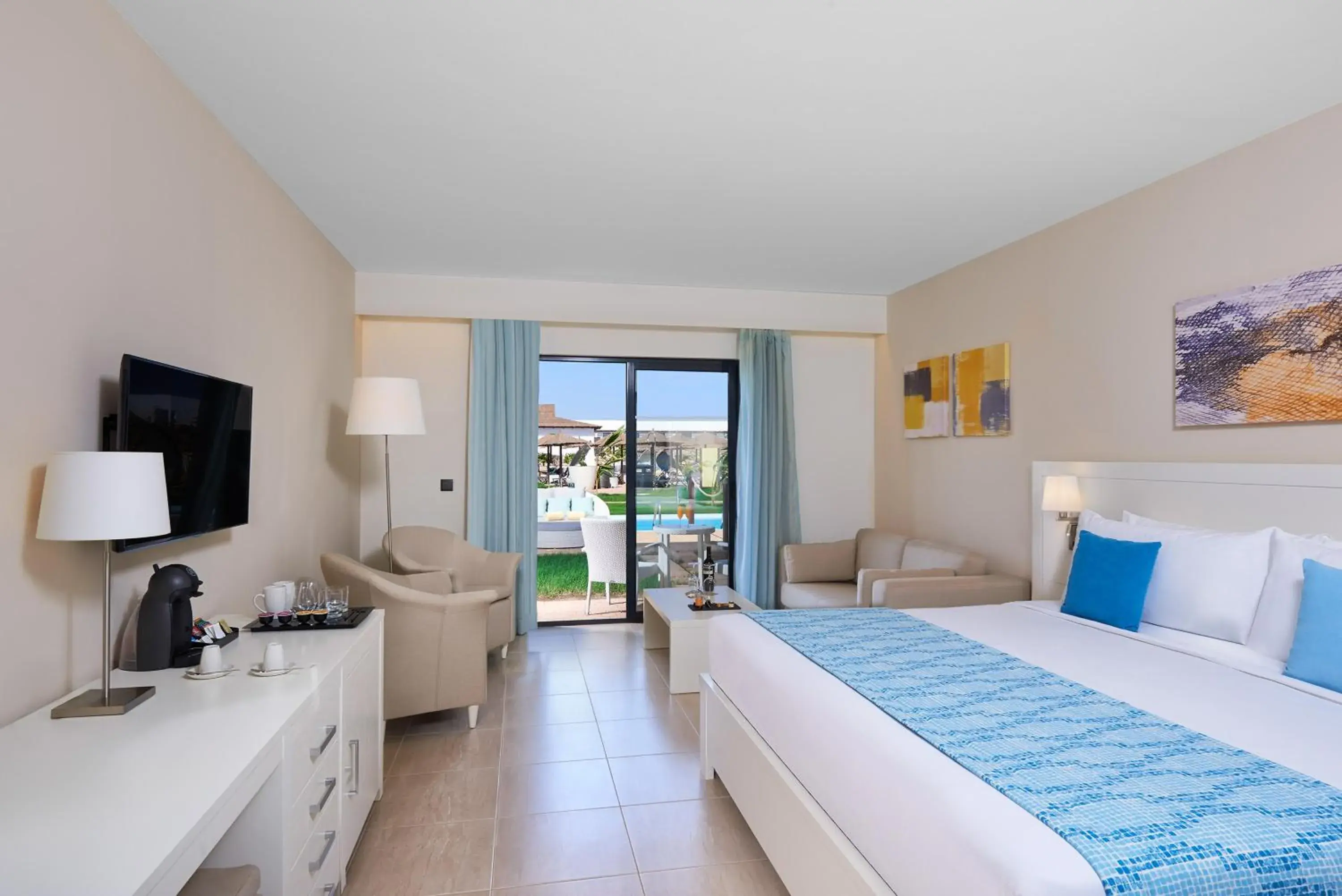 Queen Room with Pool View in Meliá Laguna Beach Queen Room with Pool View in Meliá Laguna Beach