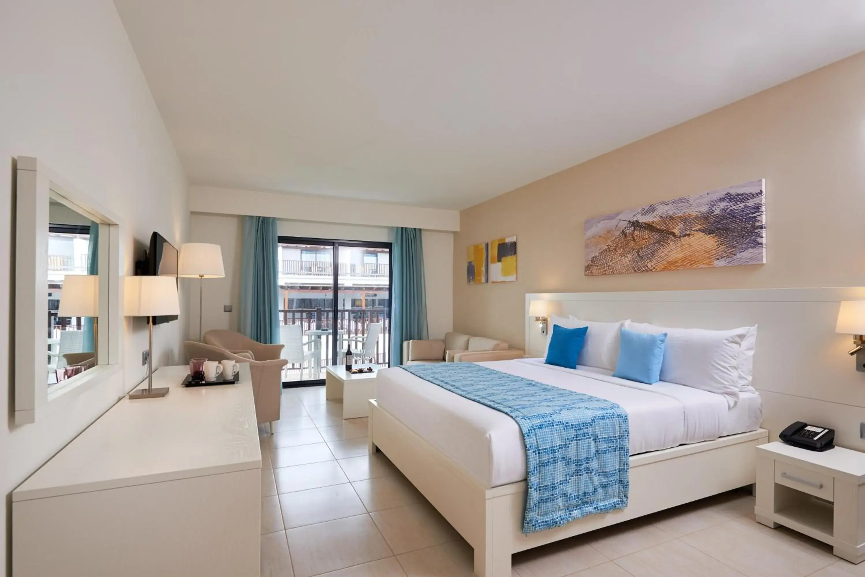 Deluxe Room in Meliá Laguna Beach Deluxe Room in Meliá Laguna Beach