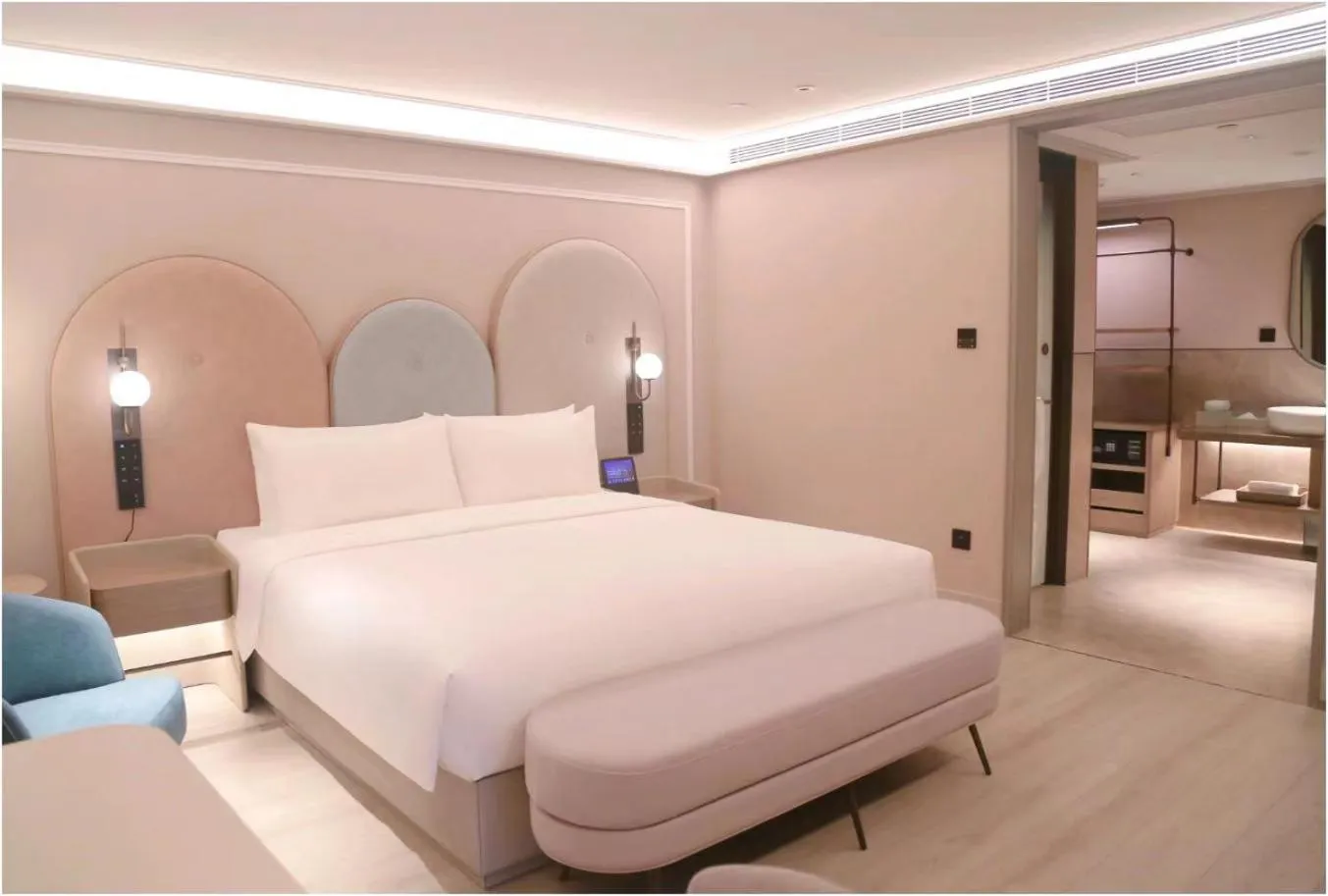 room service, Bed in Mercure Beijing Anzhen Olympic Center