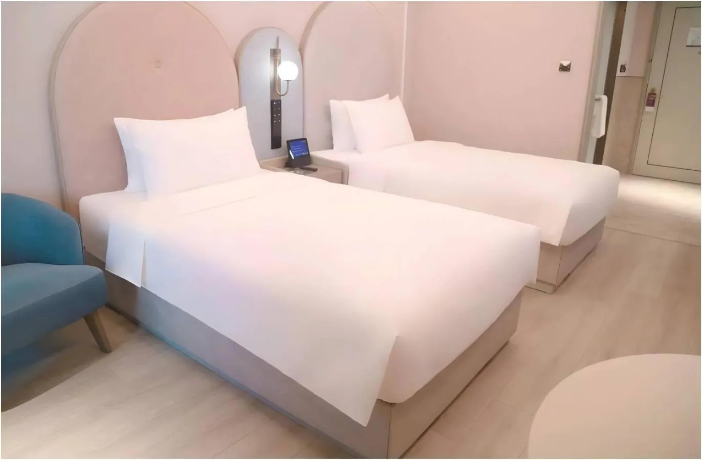 room service, Bed in Mercure Beijing Anzhen Olympic Center