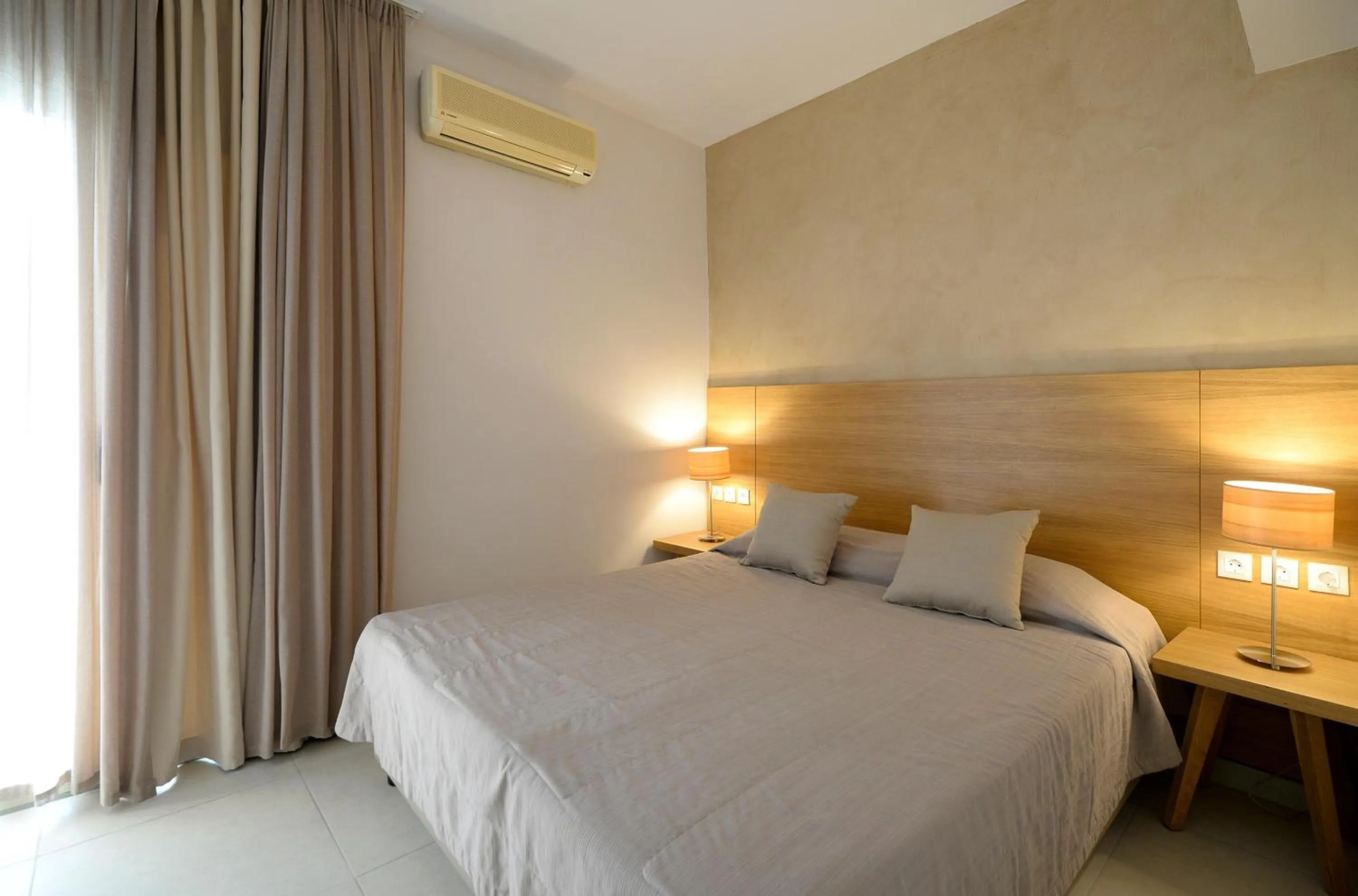 Photo of the whole room, Bed in Golden Beach