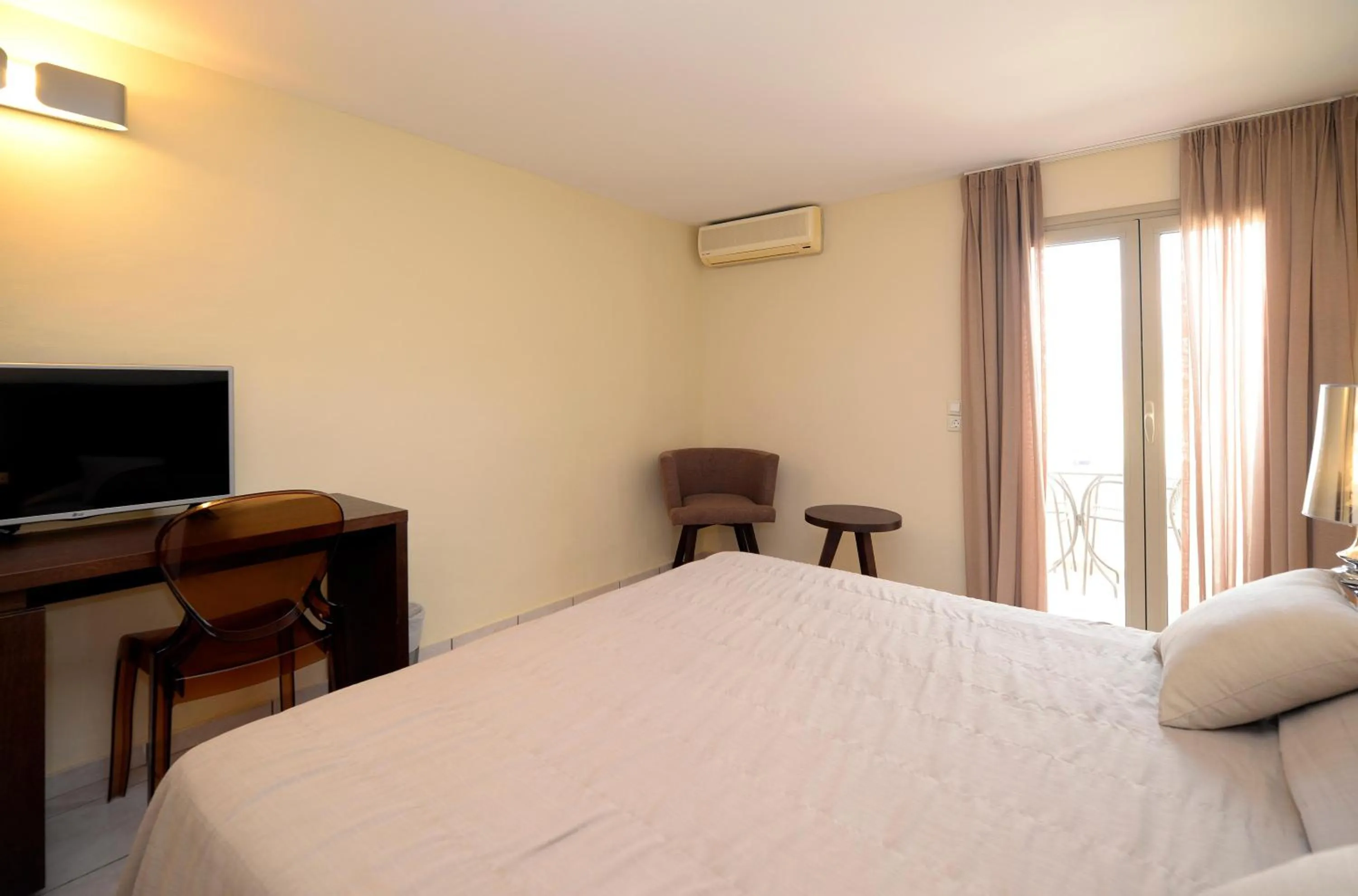 Photo of the whole room, Bed in Golden Beach