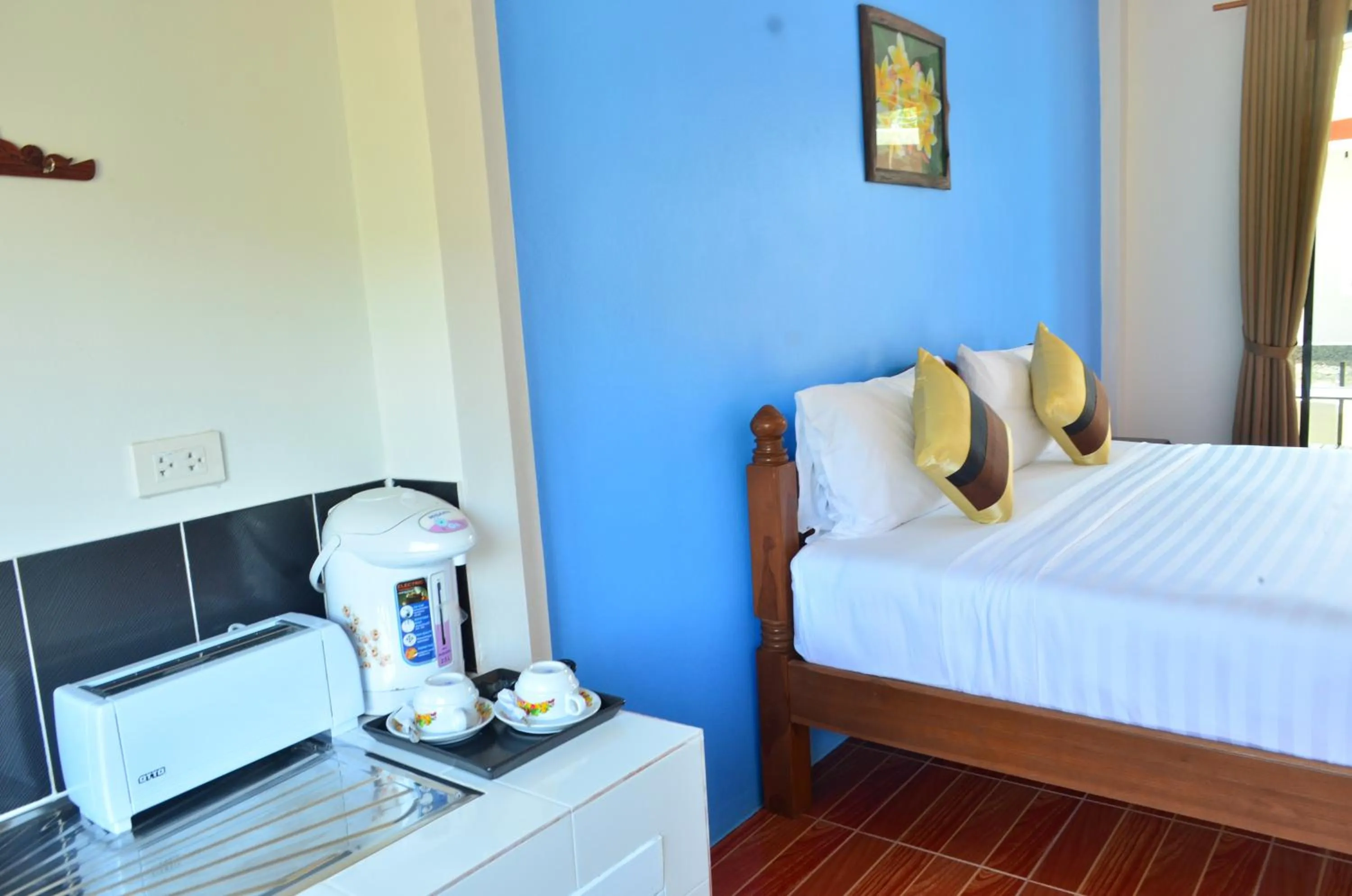 Coffee/tea facilities, Bed in Phongphiphat Lanta Mansion