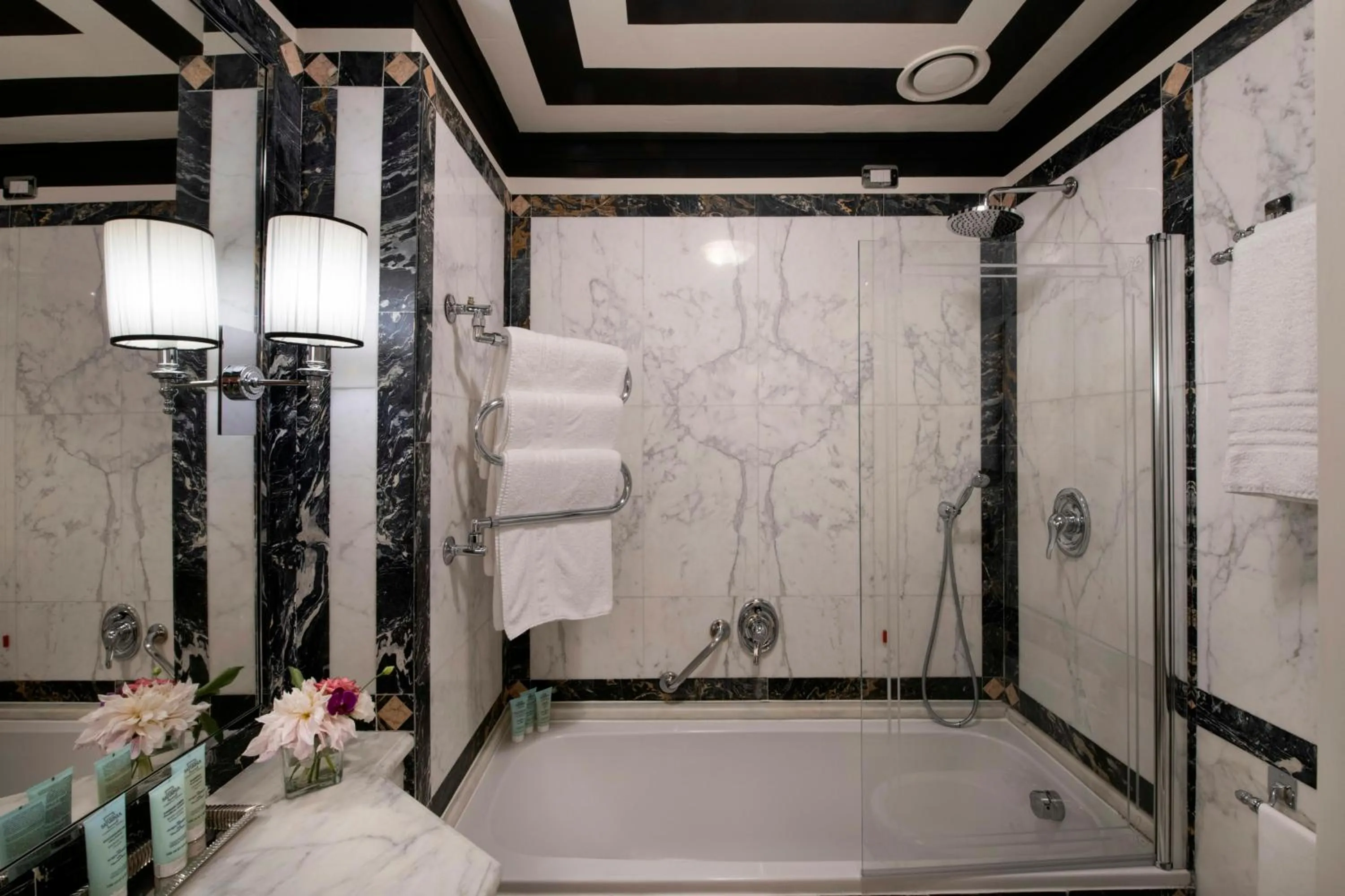 Bathroom in Helvetia&Bristol Firenze – Starhotels Collezione