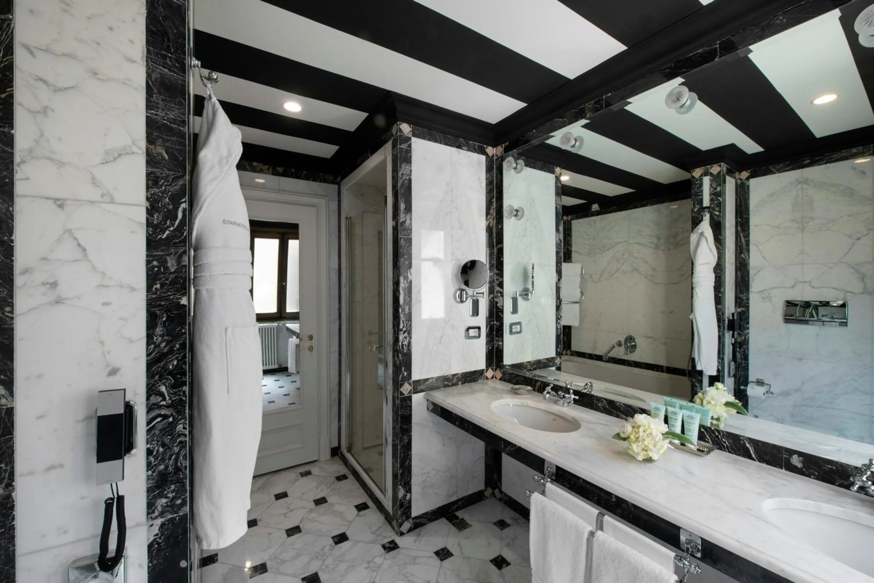 Bathroom in Helvetia&Bristol Firenze – Starhotels Collezione