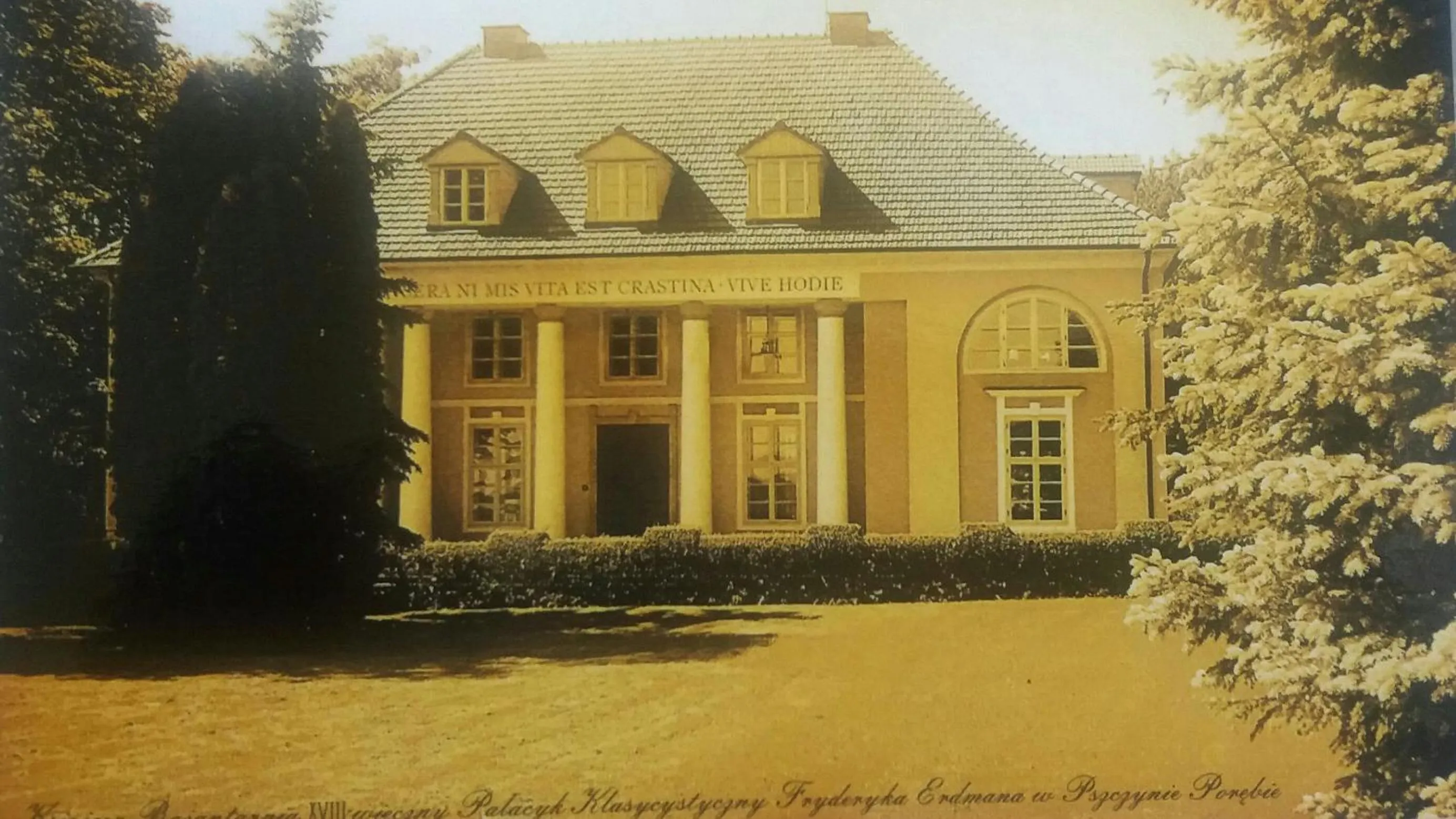 Facade/entrance in Pałac Bażantarnia