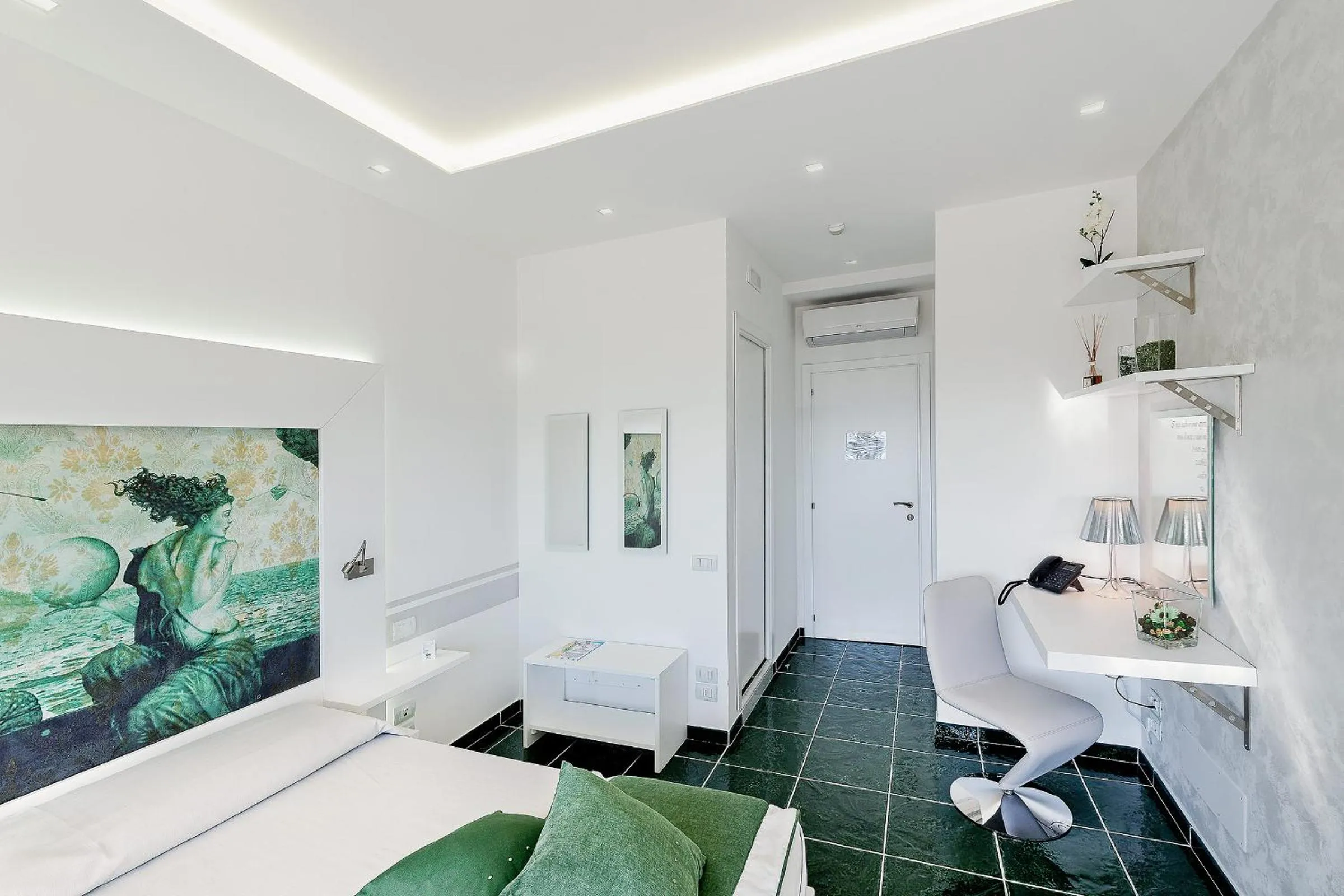 Photo of the whole room in La Madegra Seasuite