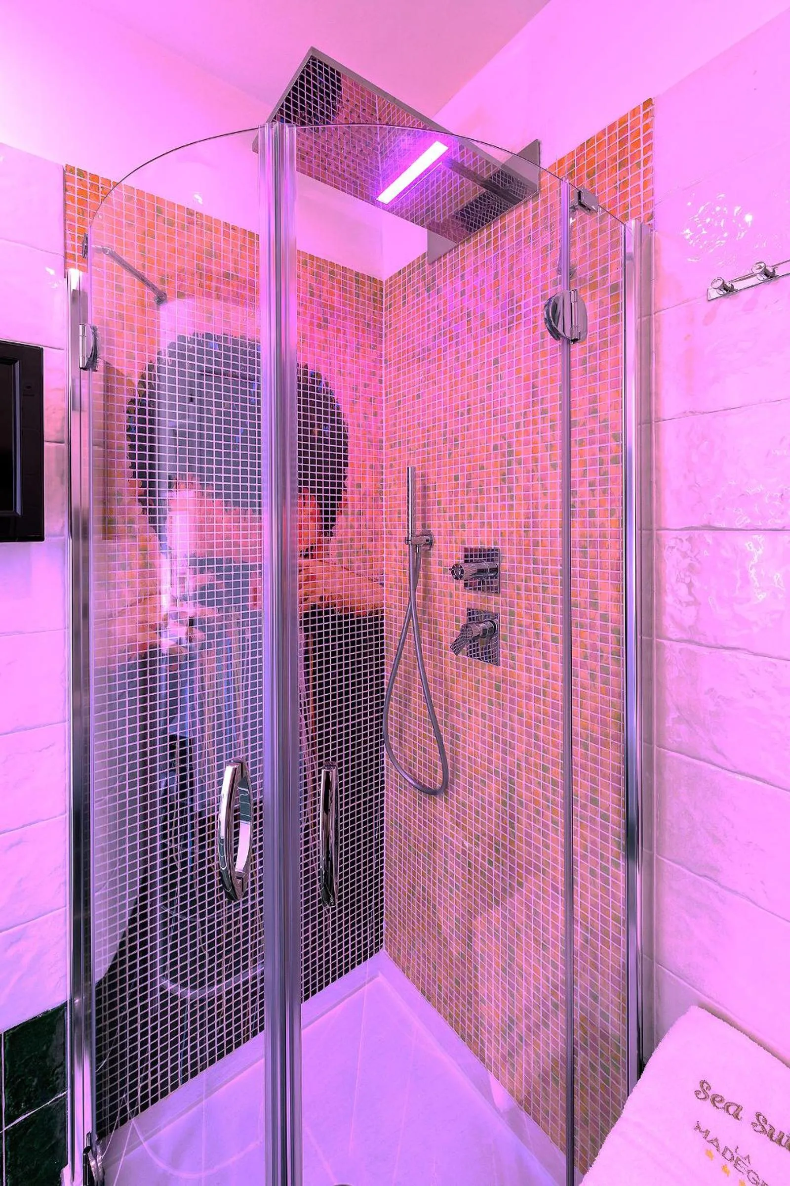 Shower in La Madegra Seasuite