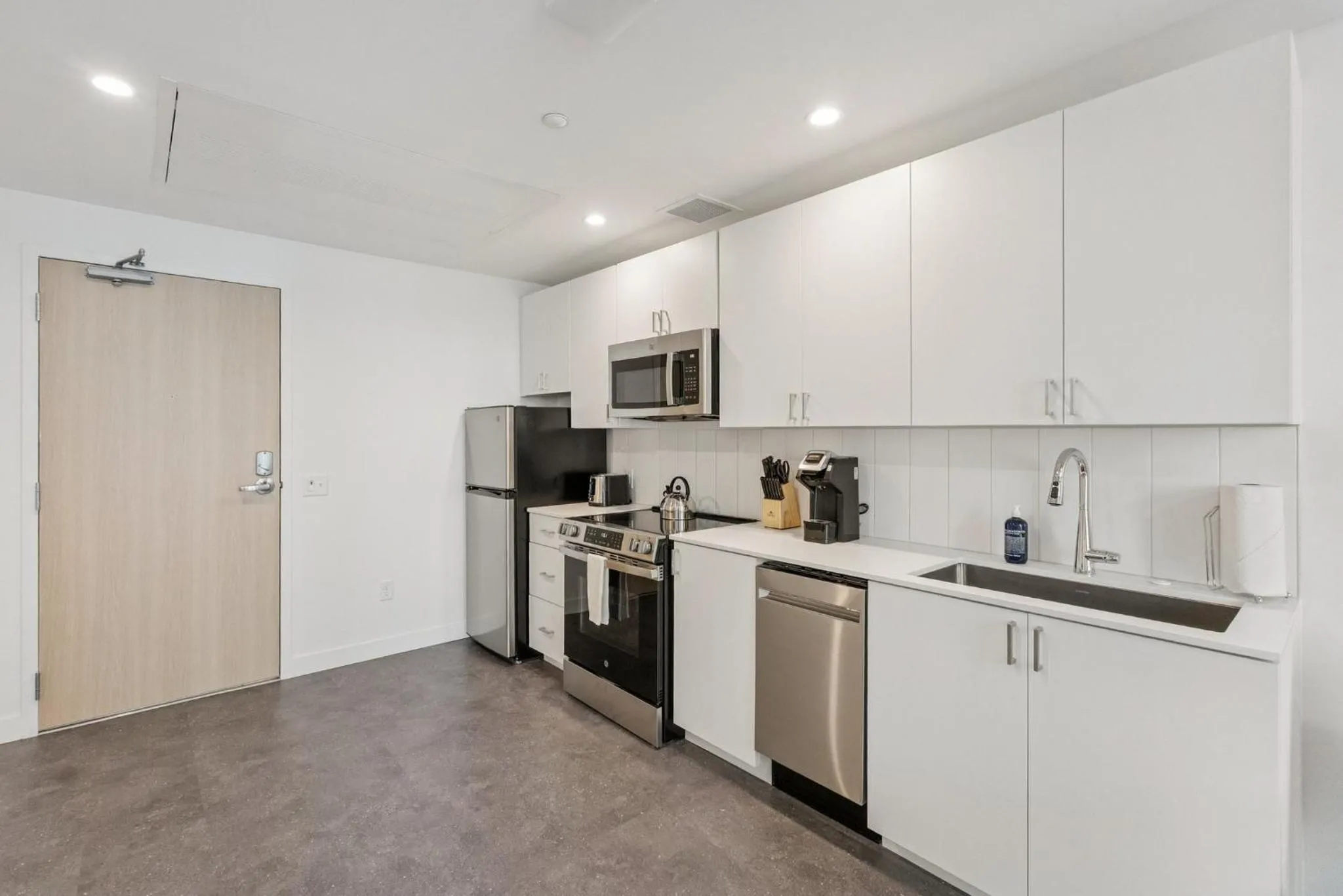 Kitchen or kitchenette in Placemakr Downtown Phoenix