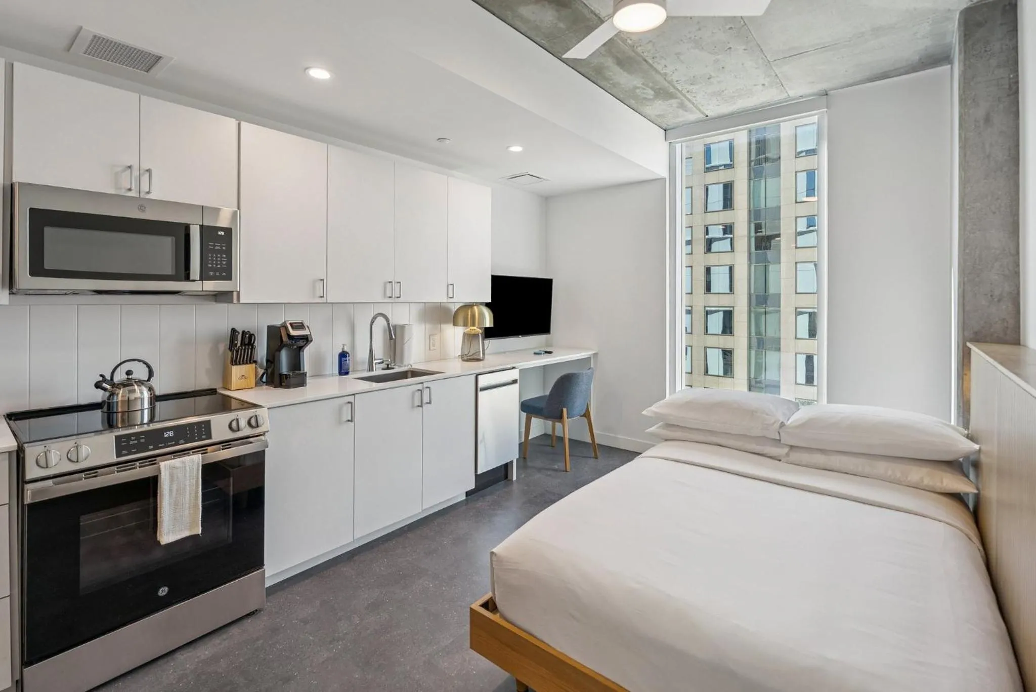 Kitchen or kitchenette, Bed in Placemakr Downtown Phoenix
