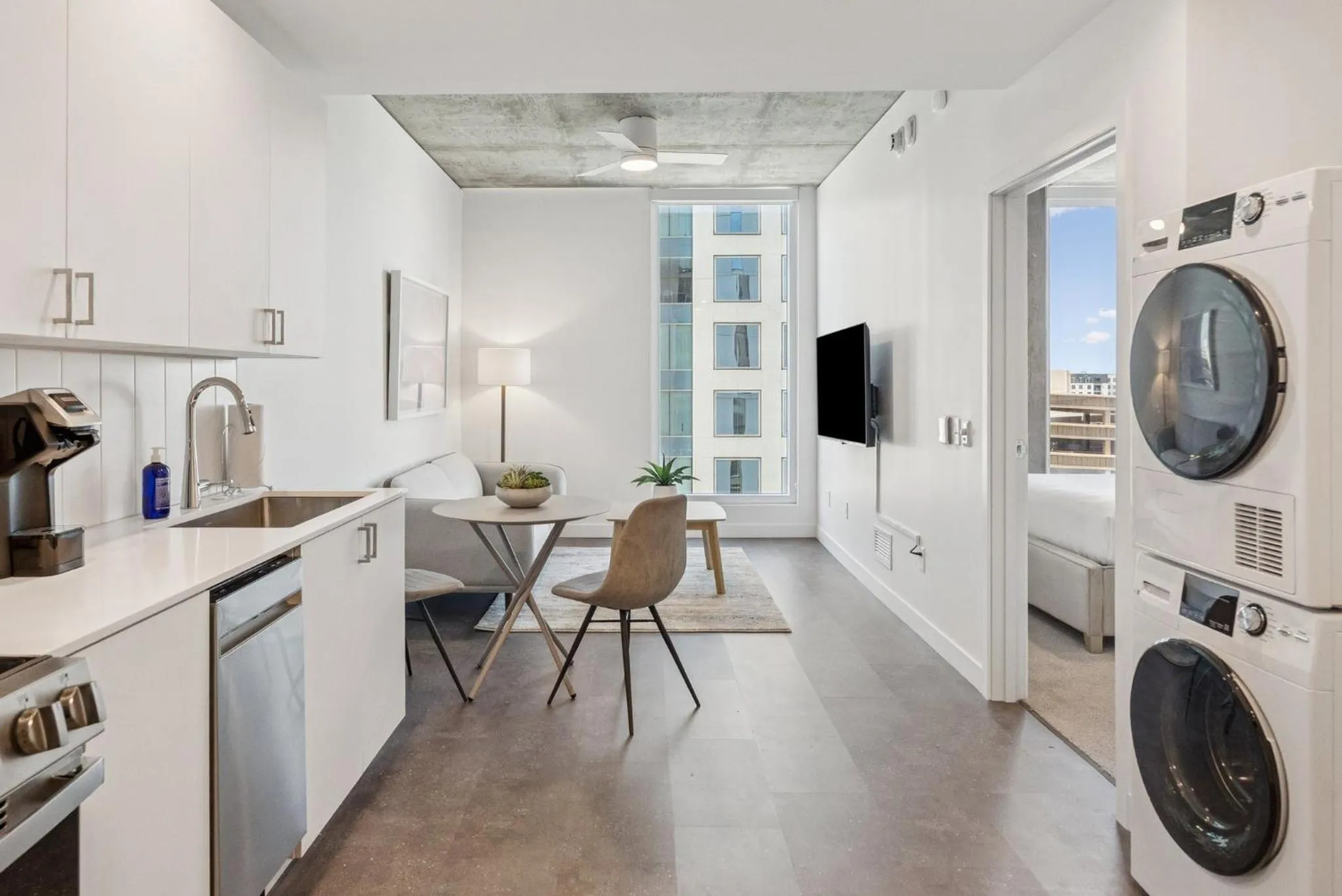 Kitchen or kitchenette in Placemakr Downtown Phoenix