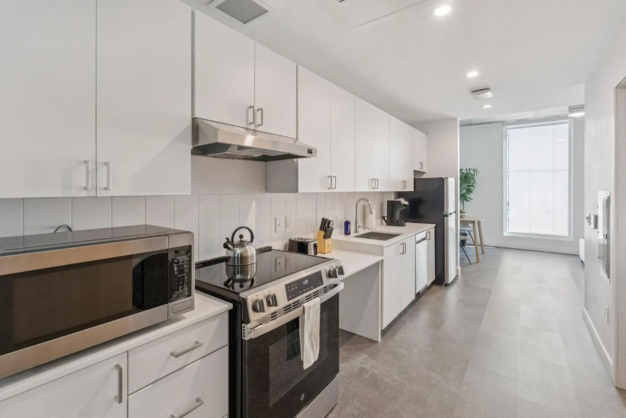 Kitchen or kitchenette in Placemakr Downtown Phoenix