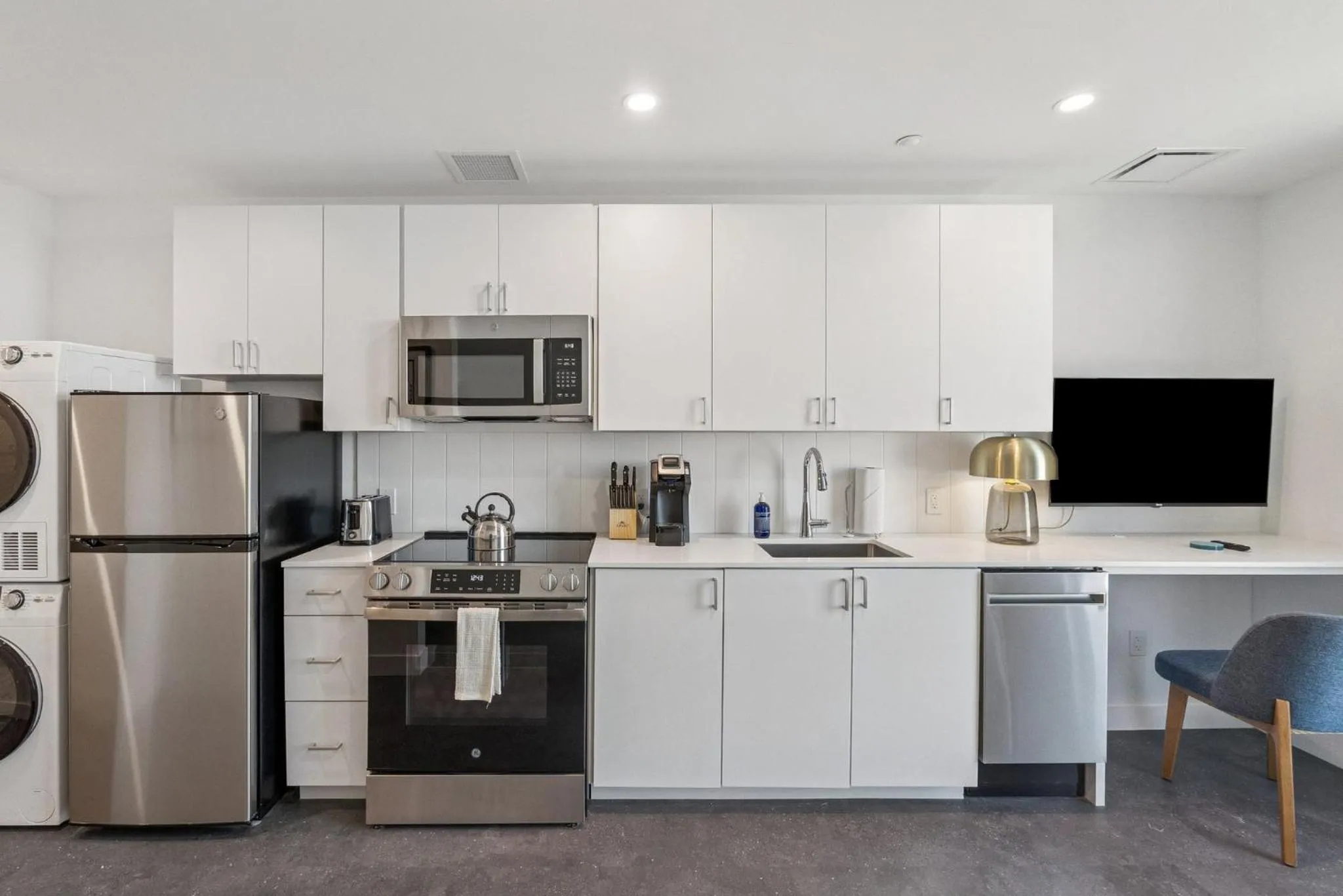 Kitchen or kitchenette in Placemakr Downtown Phoenix