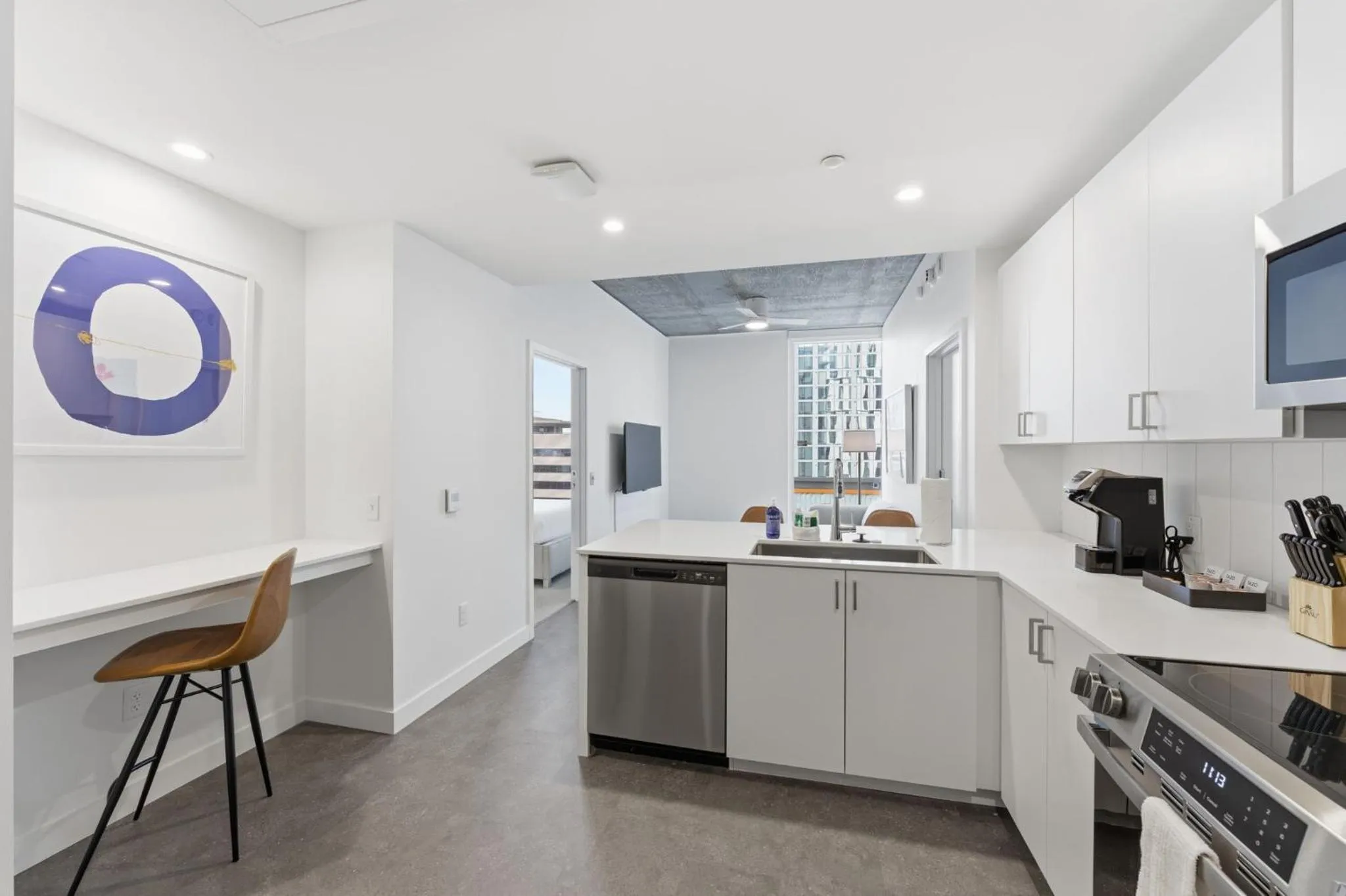 Kitchen or kitchenette in Placemakr Downtown Phoenix