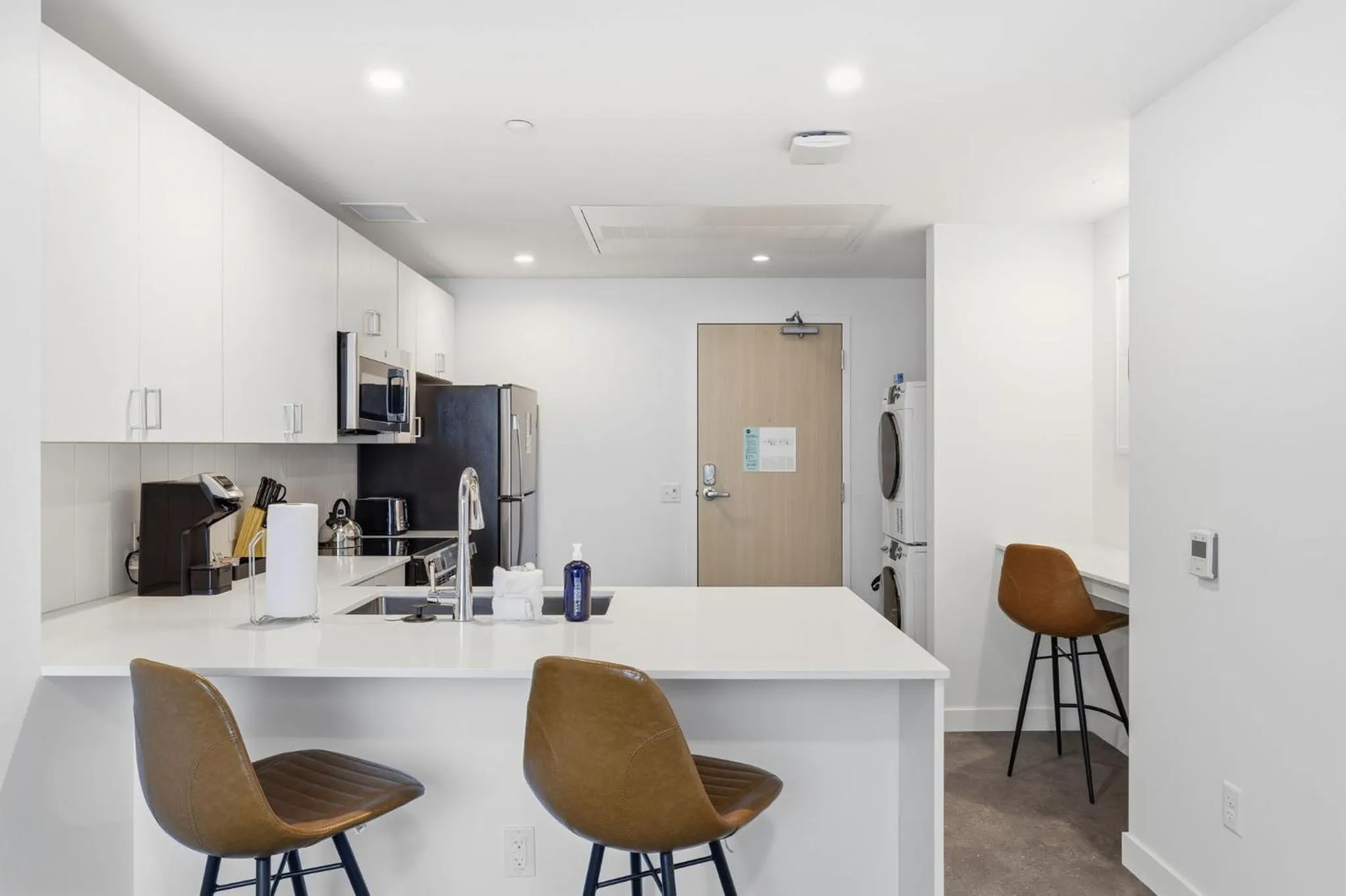 Kitchen or kitchenette in Placemakr Downtown Phoenix