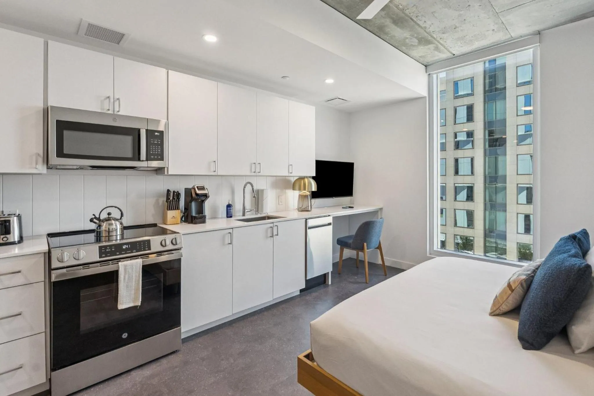 Kitchen or kitchenette in Placemakr Downtown Phoenix