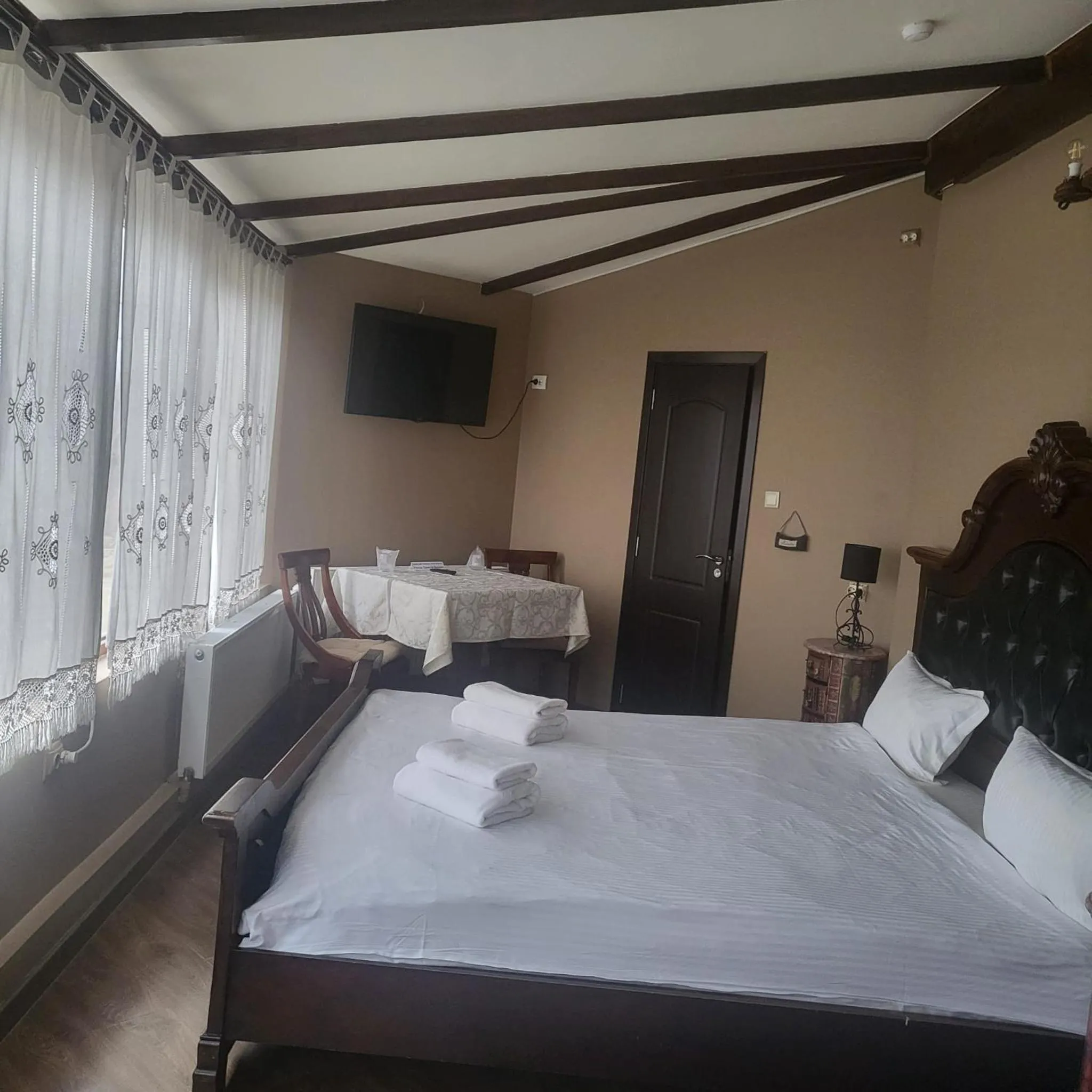 Property building, Bed in Pensiunea Taverna Bucium