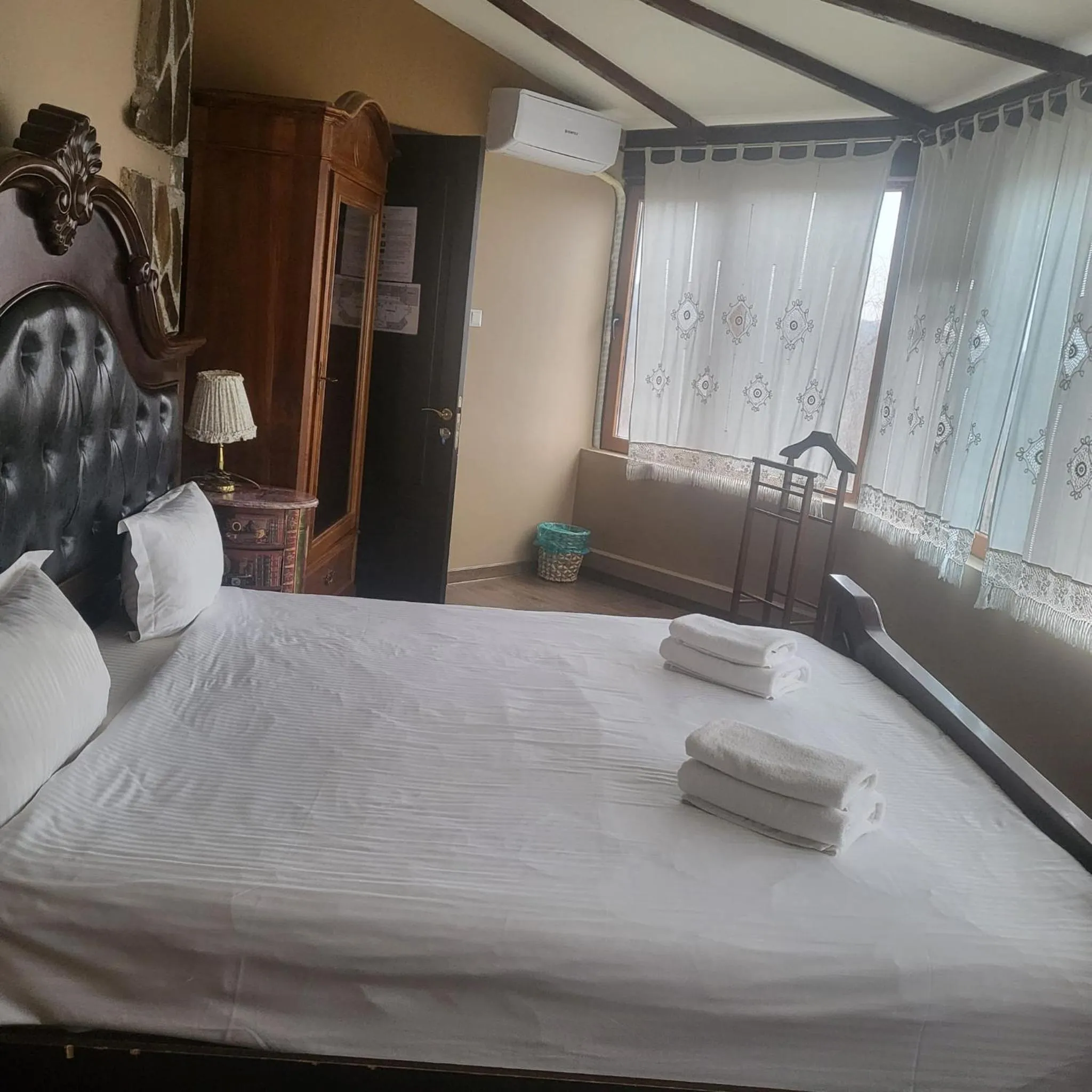 Property building, Bed in Pensiunea Taverna Bucium