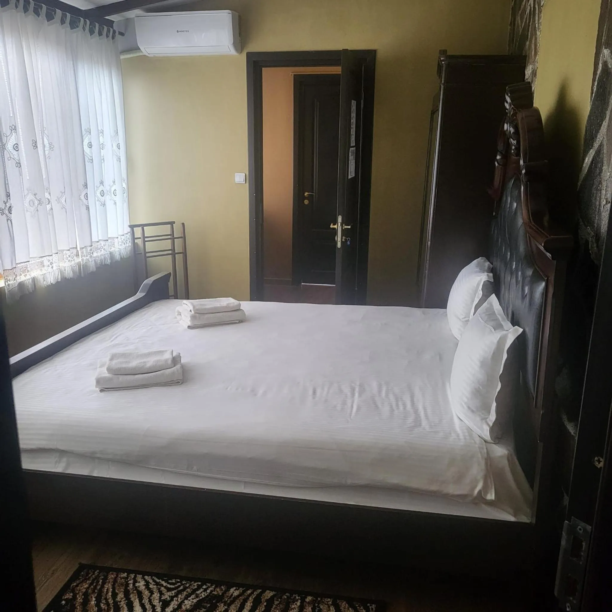 Property building, Bed in Pensiunea Taverna Bucium