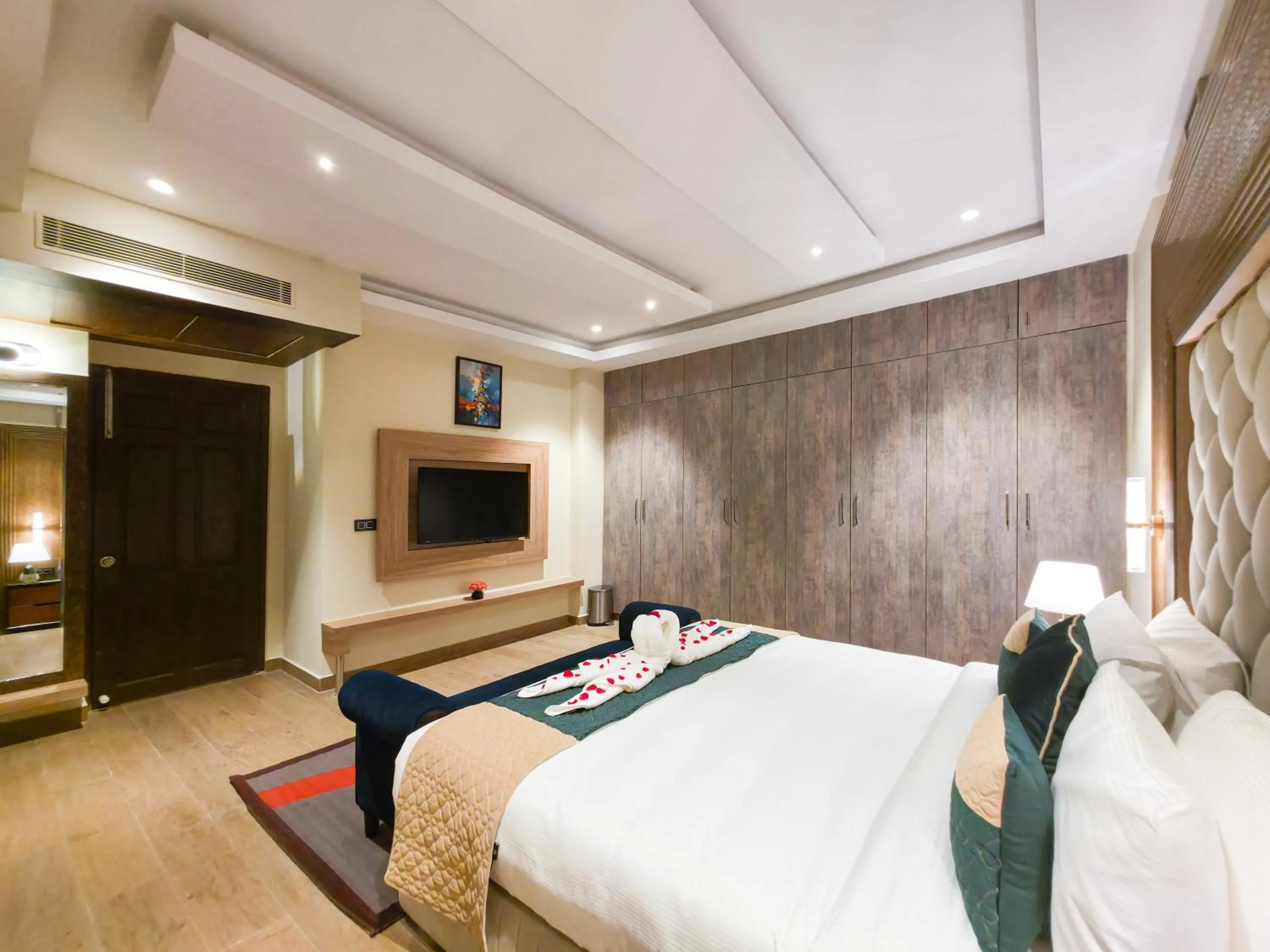 Bedroom, Bed in The Meriton