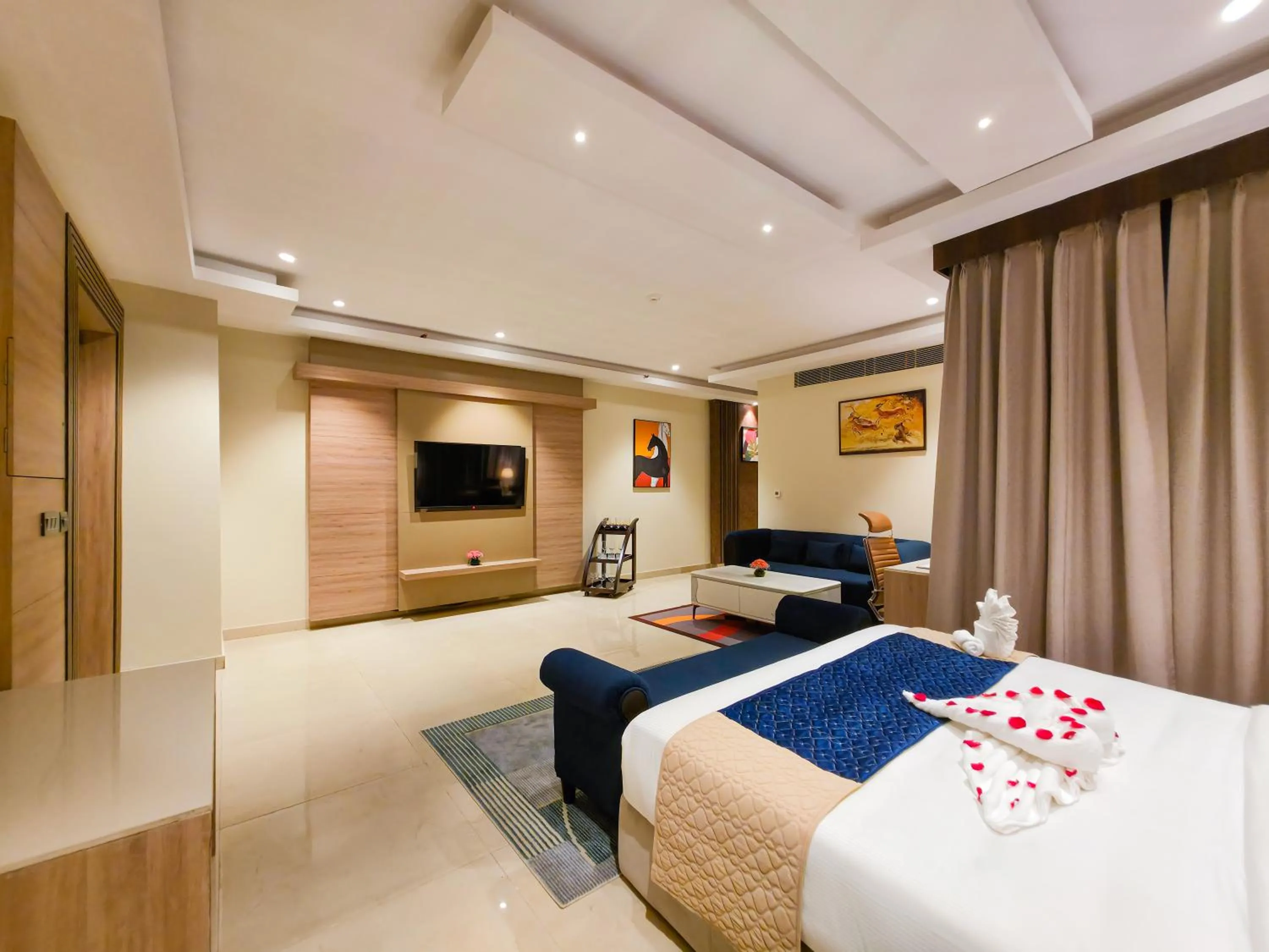 Seating area, Bed in The Meriton