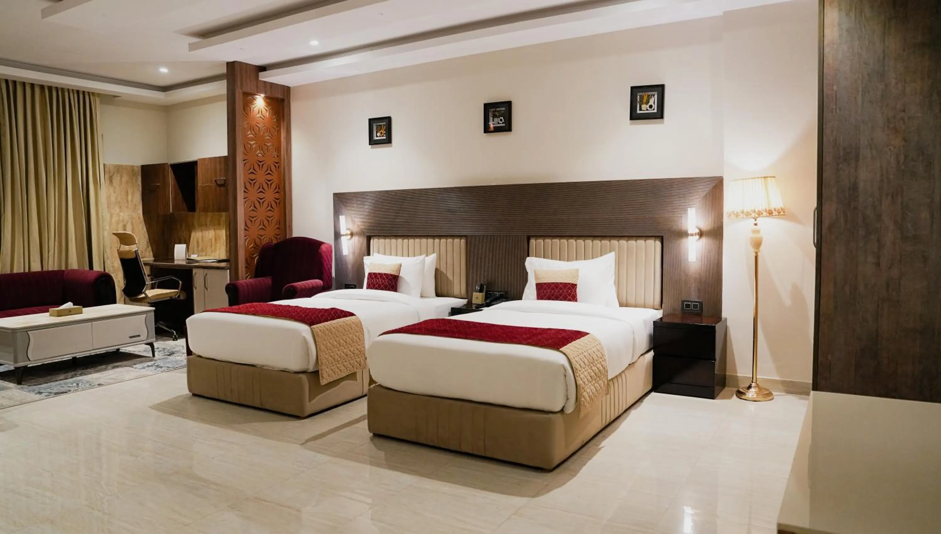 Seating area, Bed in The Meriton