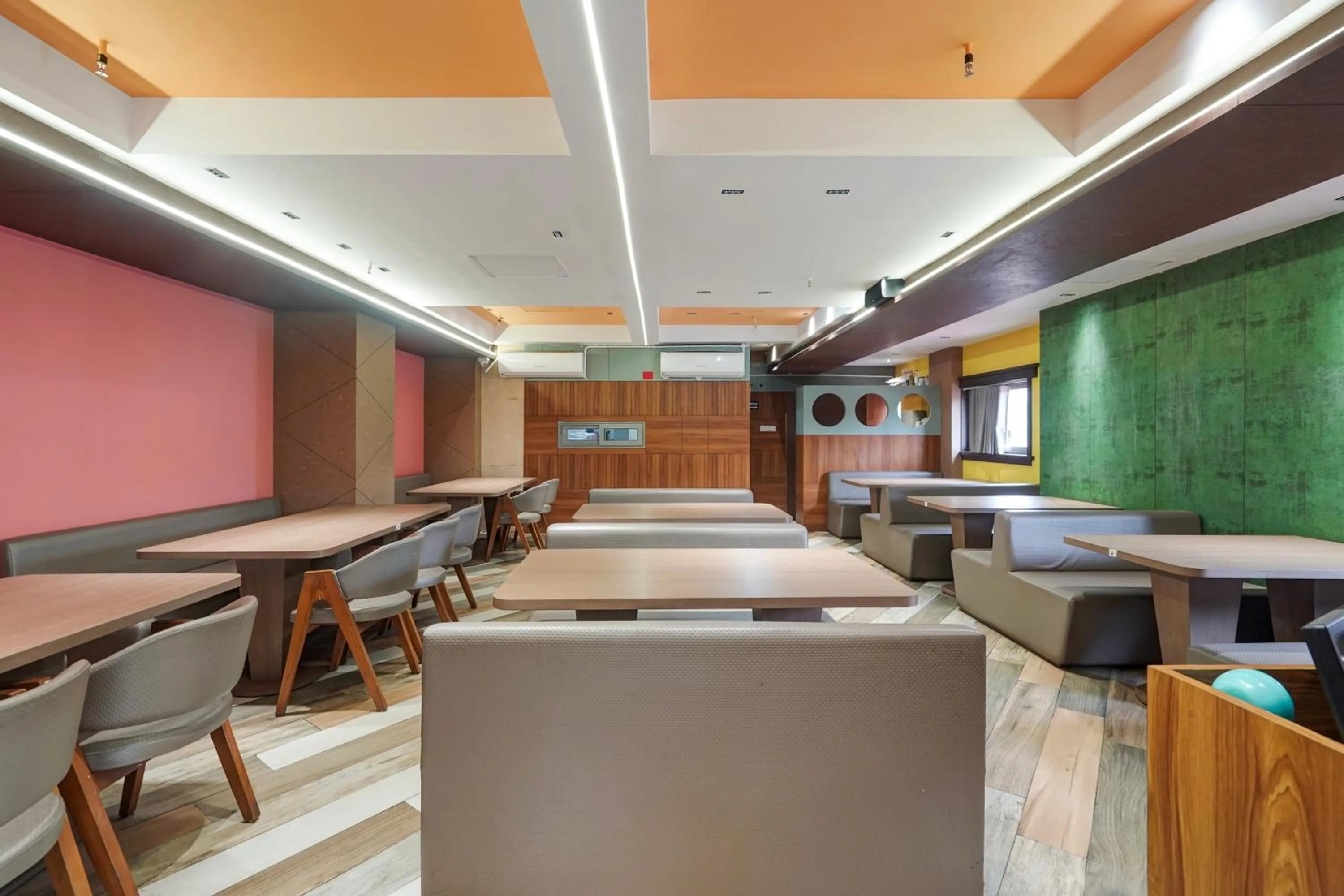 Restaurant/places to eat in Hotel O The Faam