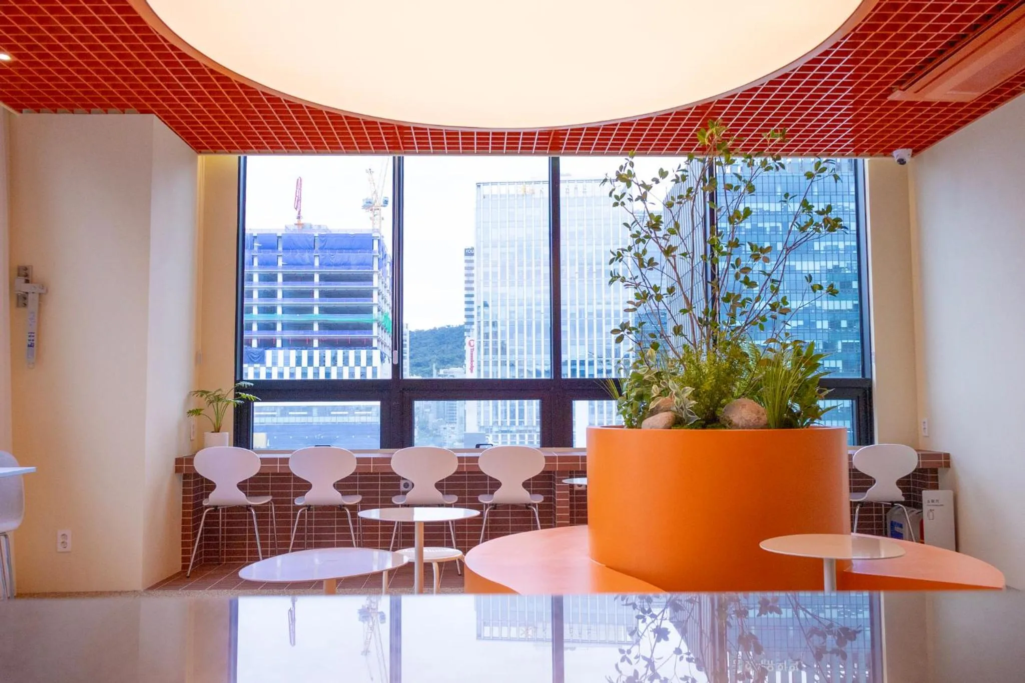 Communal lounge/ TV room in THE EXTAY Lounge Jongno