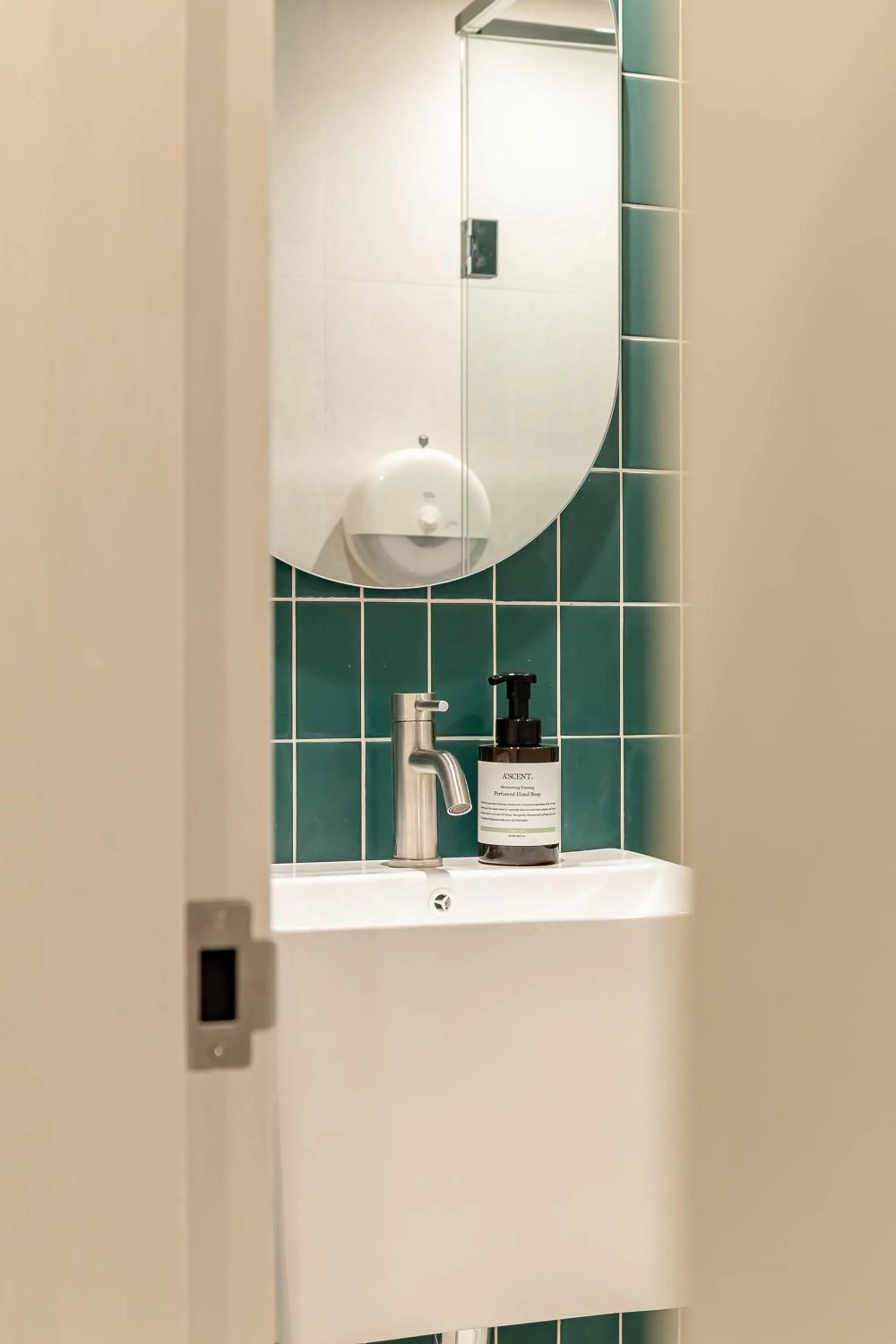 Toilet in THE EXTAY Lounge Jongno